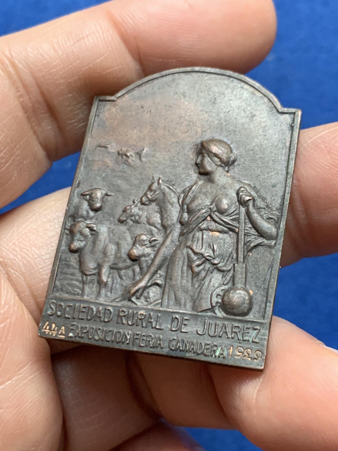 《竞宝斋》第468场 周日，周一 2场连拍 （全场包邮）欢迎送拍 两枚一组 阿根廷畜牧业展览会纪念章 1930年银章（26.92克）/1929年铜章（19.45克） 尺寸约30mmX42mm