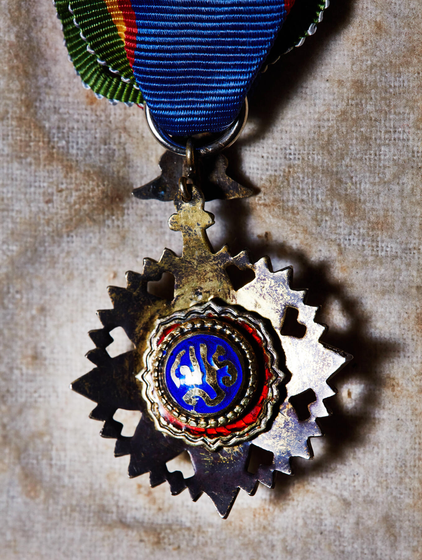 【俄甄集藏】2026年(049)03-18星期三 晚 19:30 全场包邮 泰国军官级王冠勋章，银质珐琅，带原盒，直径：32mm，重量约：16.6克，红色珐琅部分有局部开片