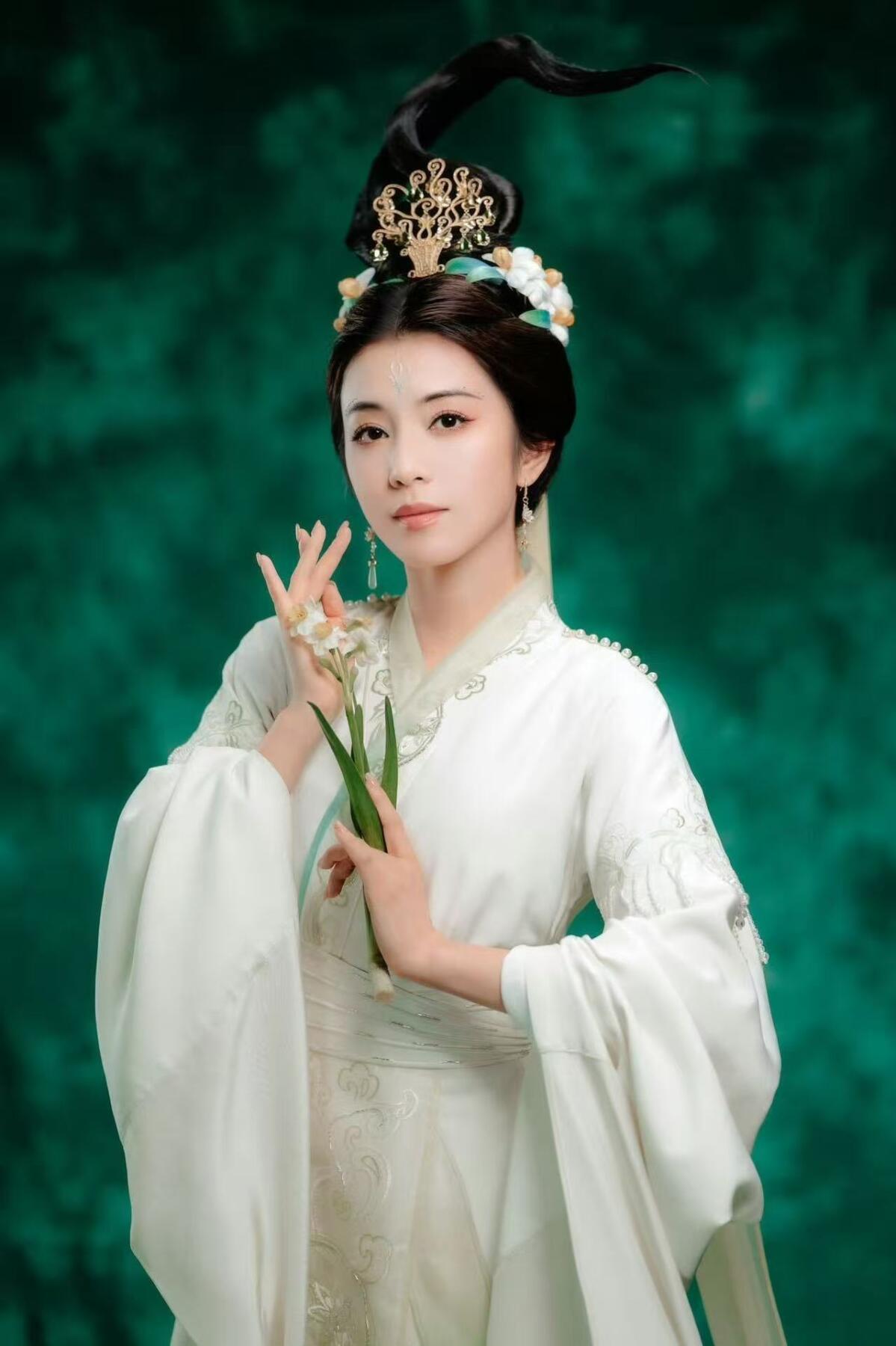 零元拍：凌波踏月，岁序归圆。2026马年春晚《贺花神》腊月水仙花神，越剧名家李云霄亲签水仙花神洛神甄宓春帖