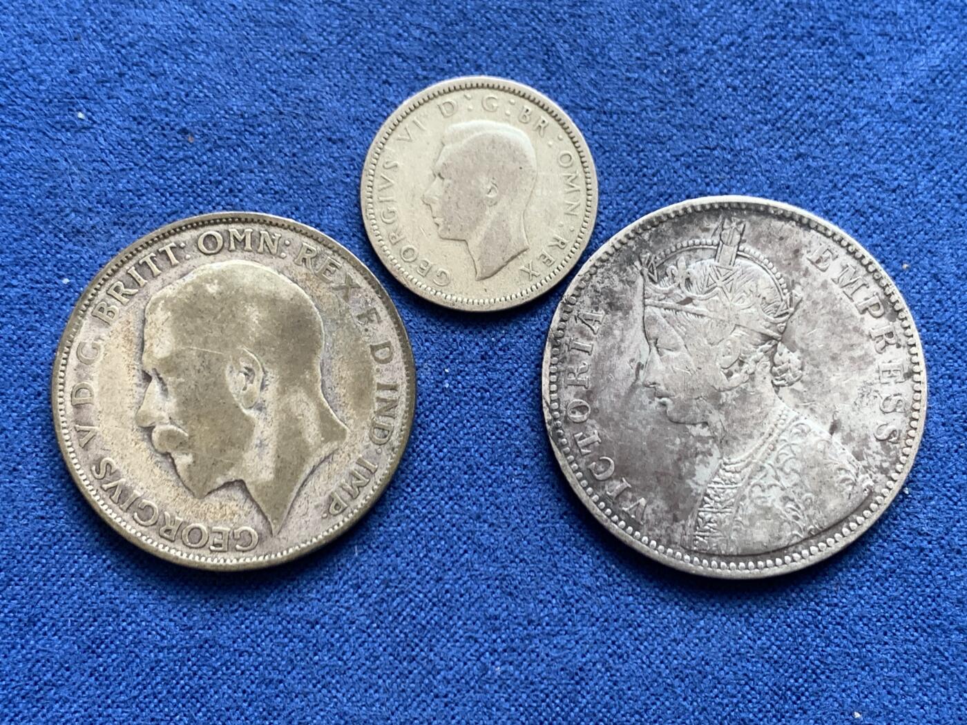 《竞宝斋》第468场 周日，周一 2场连拍 （全场包邮）欢迎送拍 三枚一组 银币：英国1926乔治五世1佛罗林，英国1937乔治六世登基版6便士，英属印度1882维多利亚哥特女王版1卢比，共25克