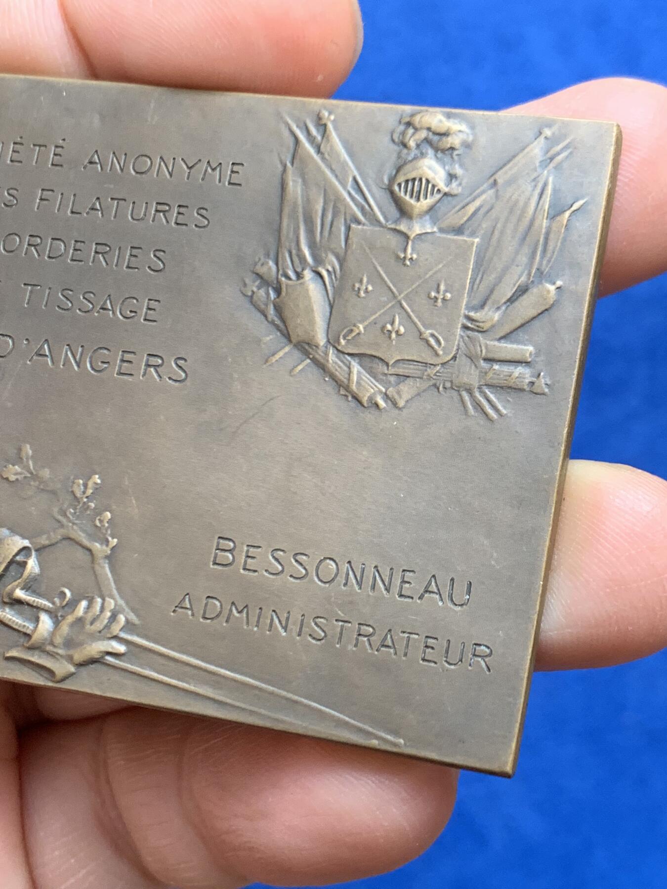 《竞宝斋》第468场 周日，周一 2场连拍 （全场包邮）欢迎送拍 法国击剑比赛铜质方章 94.8克 49.2*60.2mm 丰饶角铜标