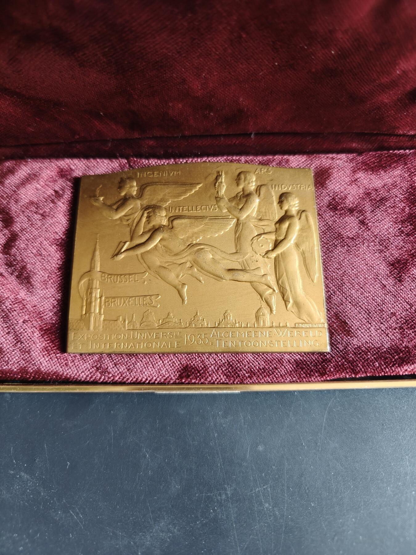 老王徽章第186期 比利时1935年布鲁塞尔工业博览会方形镀金大铜章     带盒子     尺寸80×64mm     重量172.7g