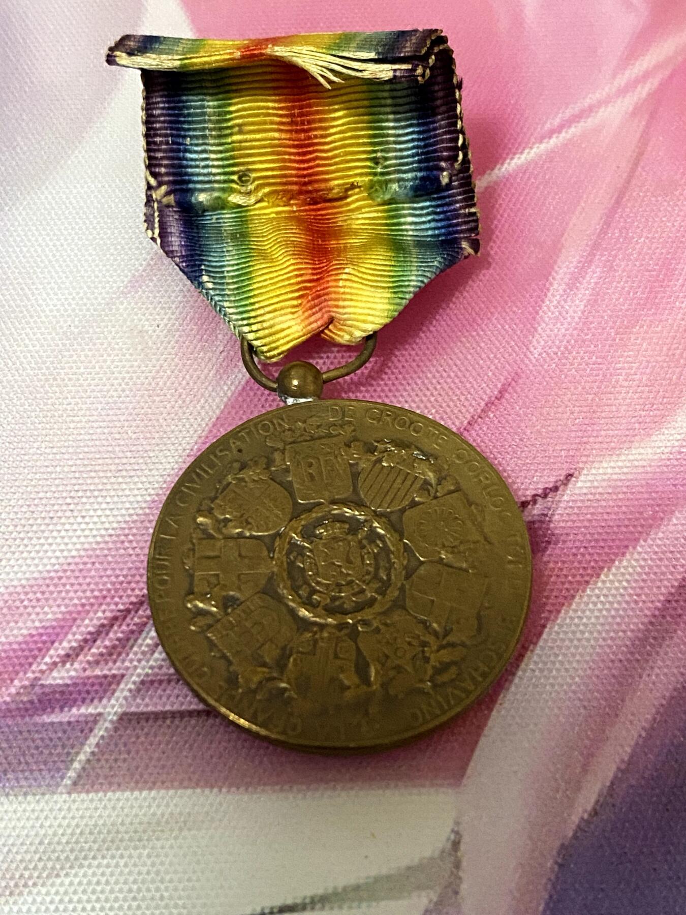 美德苏勋章奖章拍卖 本次各种都有 取消了保留价模式  德因原因只上2-3图 具体的想要的请联系我要完整图。都经过讨论未标明则全部是原品，保真 放心拍。3月4日晚上九点结束在麦稀奇 找不到的加我qq或者微信都是184277308备注苏章拍卖。