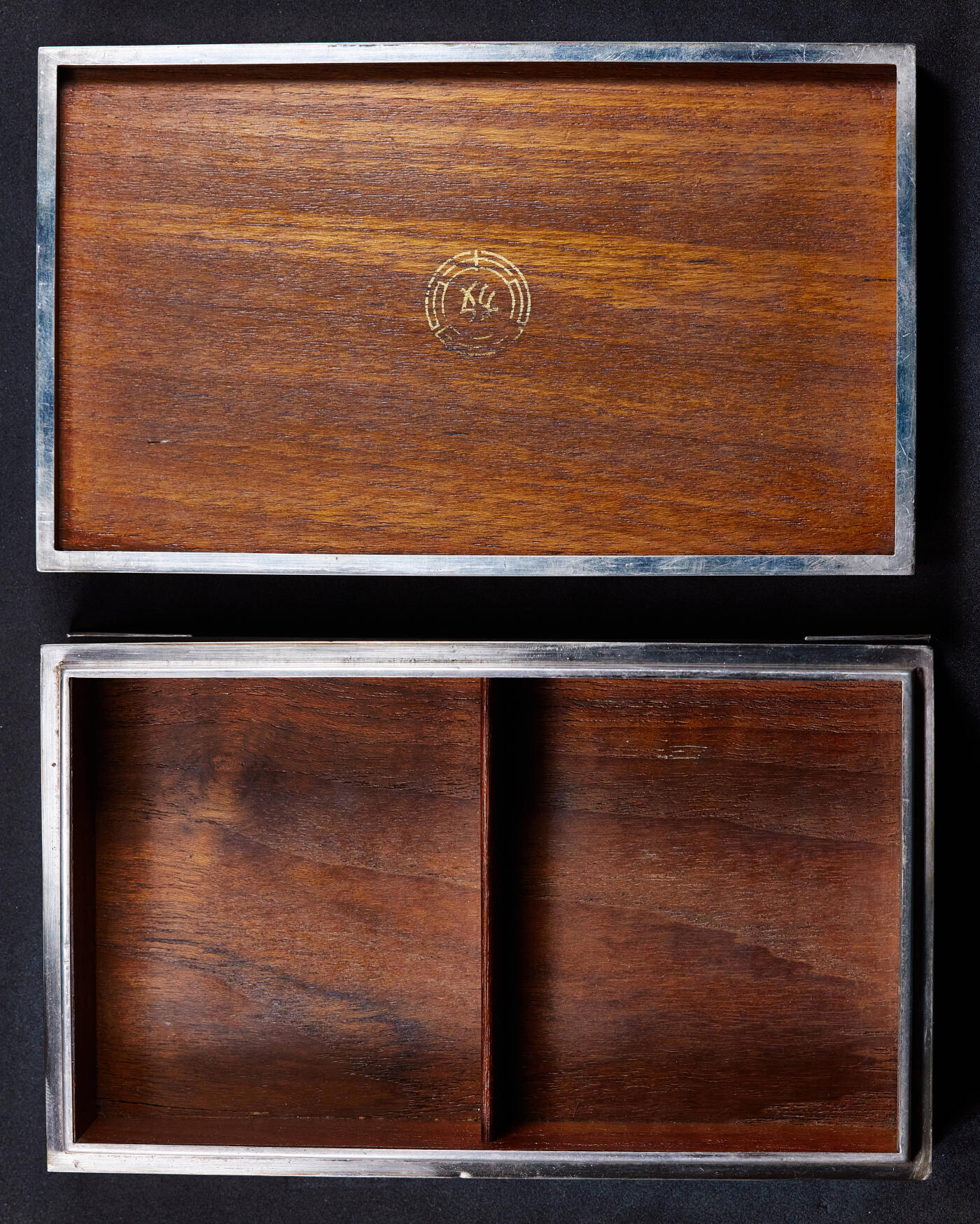 【俄甄集藏】2026年(049)03-18星期三 晚 19:30 全场包邮 日本大正时期银质镶嵌古董烟丝盒，名家宫本作品，长：165mm，宽：100mm，高：43mm，重量：418.4克，925银