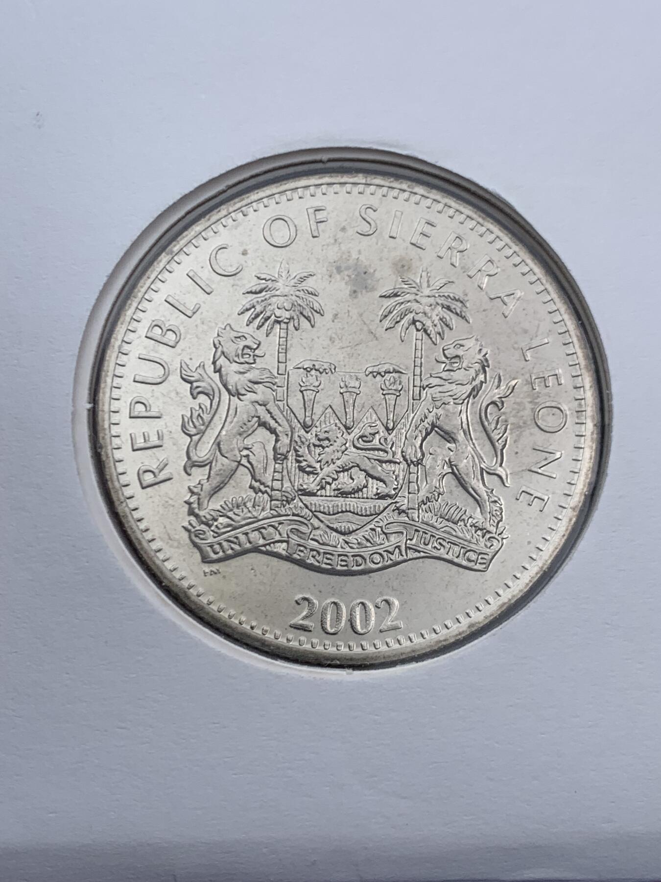 《竞宝斋》第468场 周日，周一 2场连拍 （全场包邮）欢迎送拍 塞拉利昂2002年女王母亲逝世1元纪念币，邮币首日封编号0042。