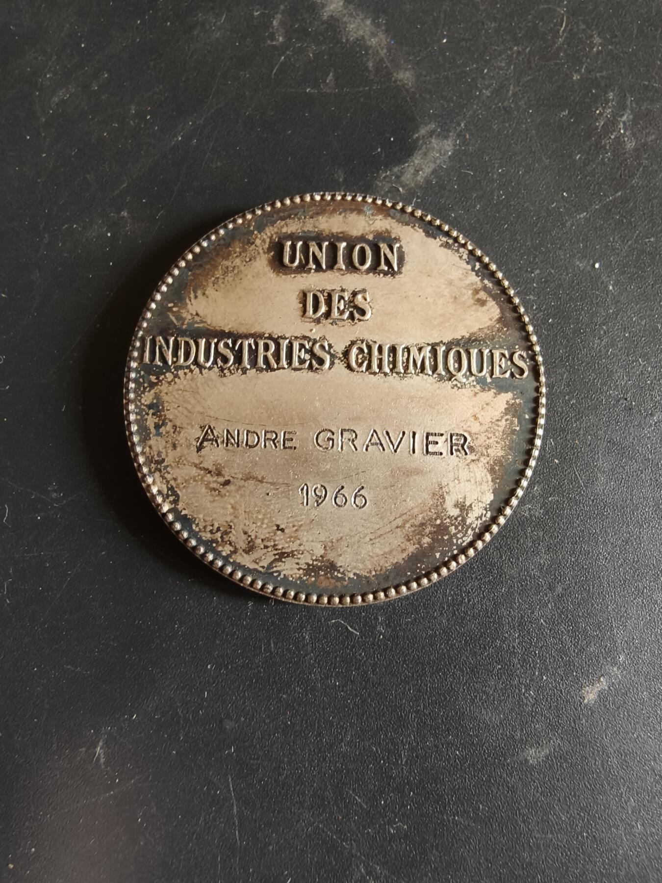 老王徽章第186期 法国化工联合会镀银大铜章    原盒     直径36mm    重量22.8g