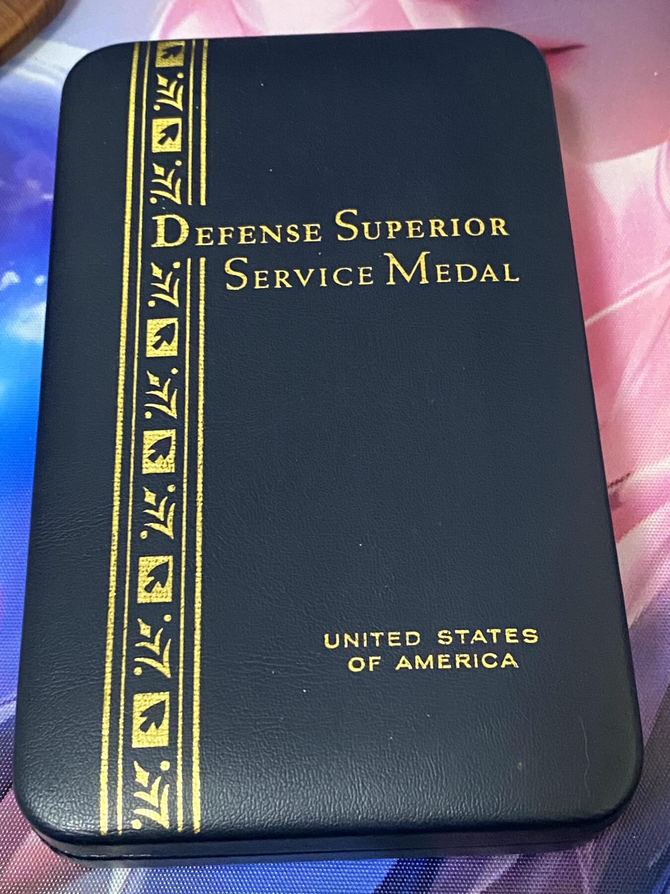 美德苏勋章奖章拍卖 本次各种都有 取消了保留价模式  德因原因只上2-3图 具体的想要的请联系我要完整图。都经过讨论未标明则全部是原品，保真 放心拍。3月4日晚上九点结束在麦稀奇 找不到的加我qq或者微信都是184277308备注苏章拍卖。 美国国防部优异服役勋章 配件齐全（Defense Superior Service Medal, DSSM）带原盒 非常稀有 为早期银质 