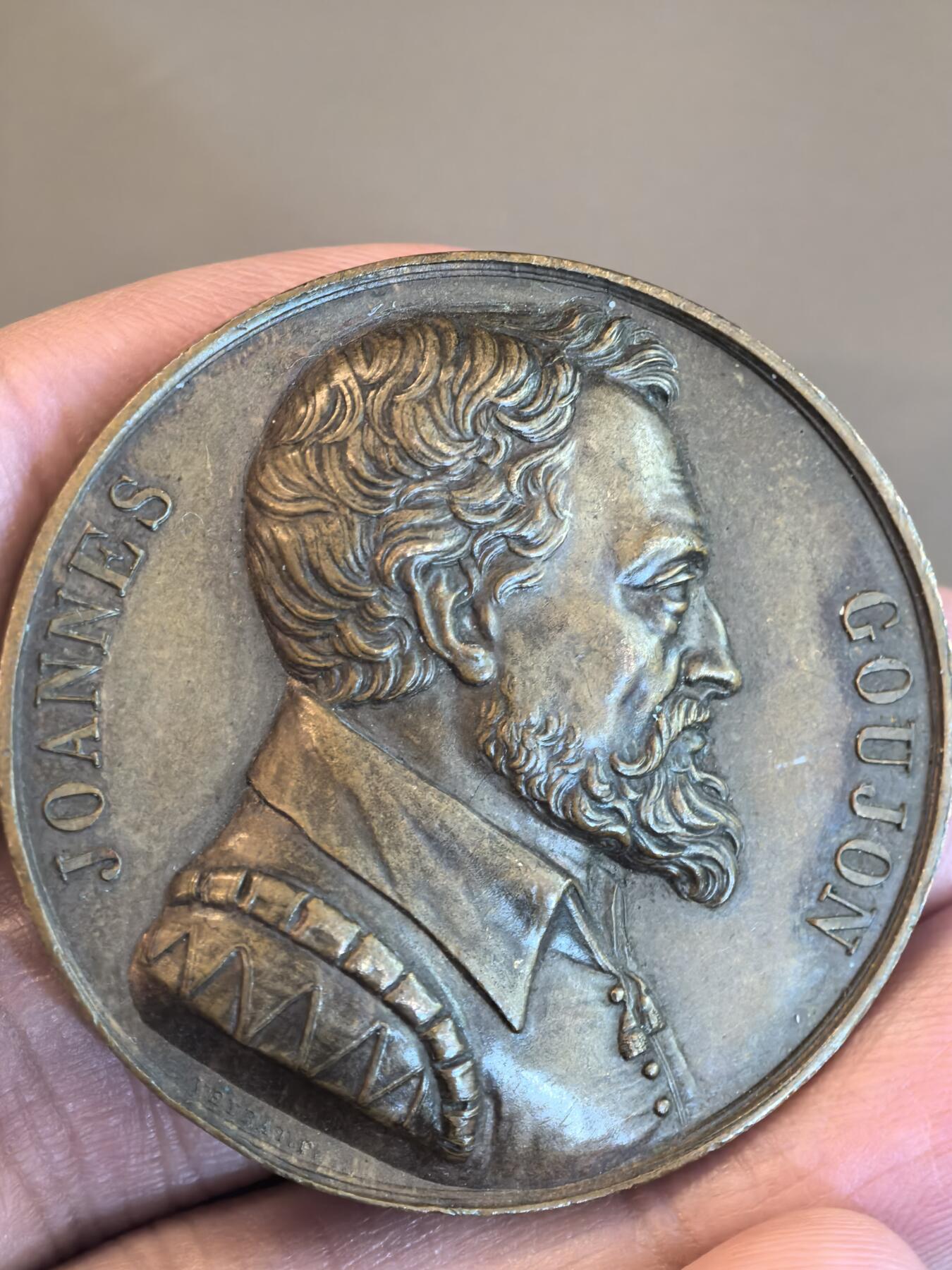 欧洲微章、铜章、银章和银币第三场 一枚来自19世纪初“世界名人钱币系”的纪念章，主题是纪念16世纪的法国人物让·库隆