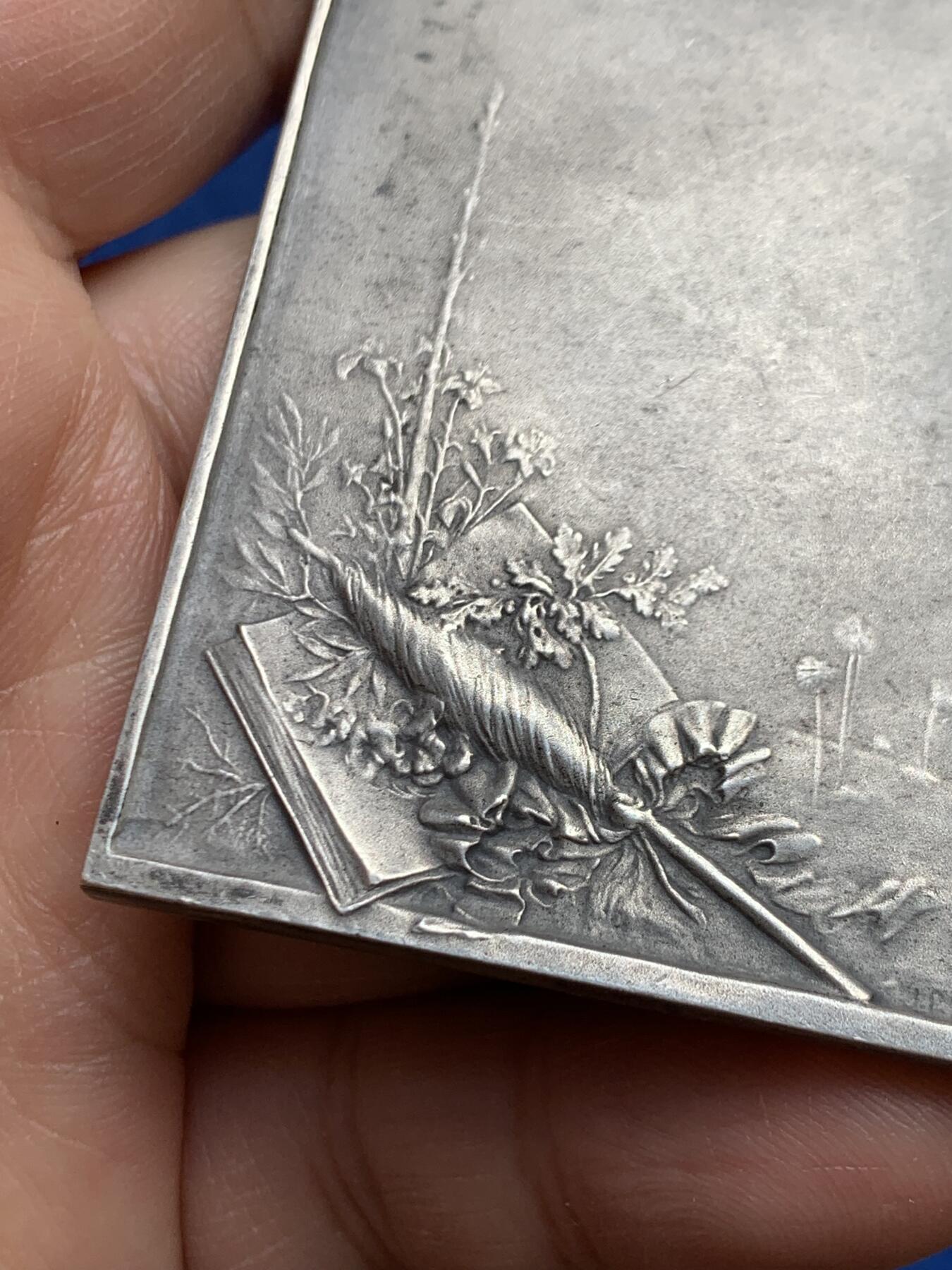 《竞宝斋》第468场 周日，周一 2场连拍 （全场包邮）欢迎送拍 名家名作Legastelois作《母爱》纪念大银章 111.3克 63*52.3mm 丰饶角2银标