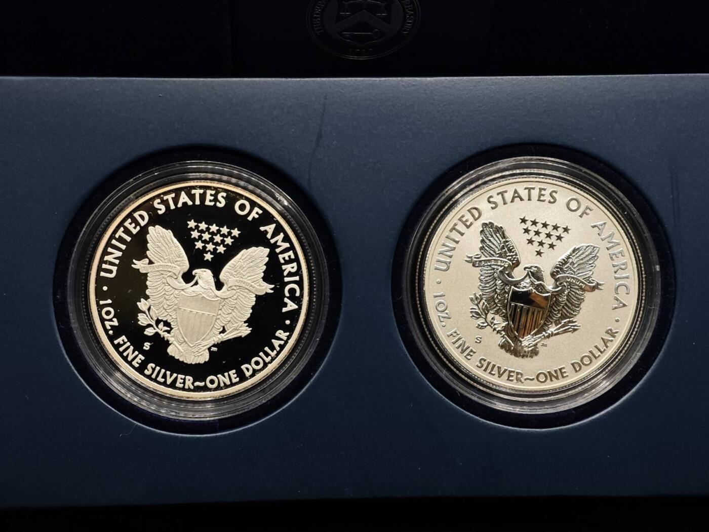 【淘币小摊】实时拍第八百七十九拍   银币套币场    每周一统一发货 美国2012年行走鹰洋一盎司银币精制-反精制2枚套原盒原证