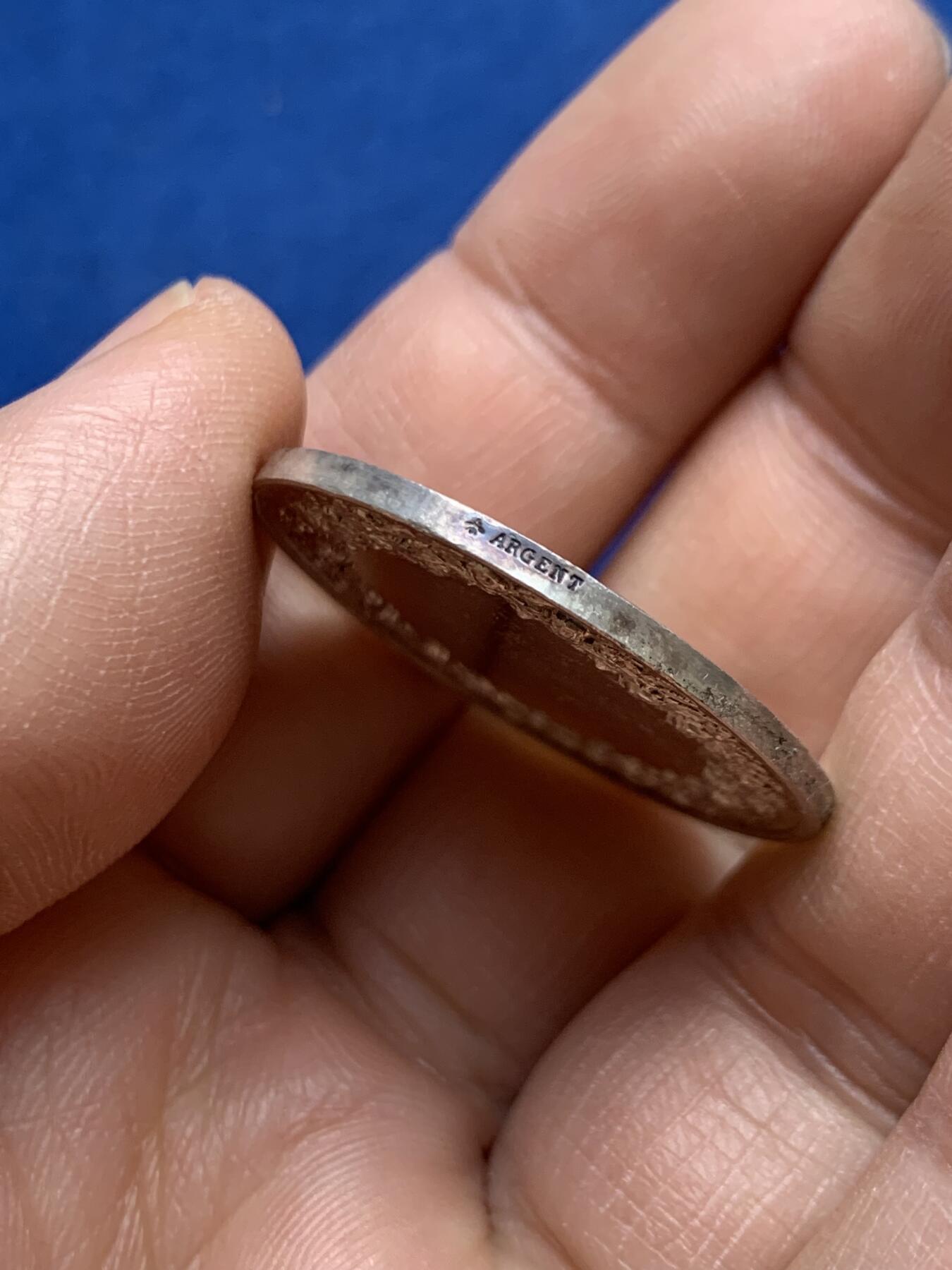 《竞宝斋》第468场 周日，周一 2场连拍 （全场包邮）欢迎送拍 法国婚礼银章 11.85克 30.1mm 背面无刻字 蜜蜂银标 带盒