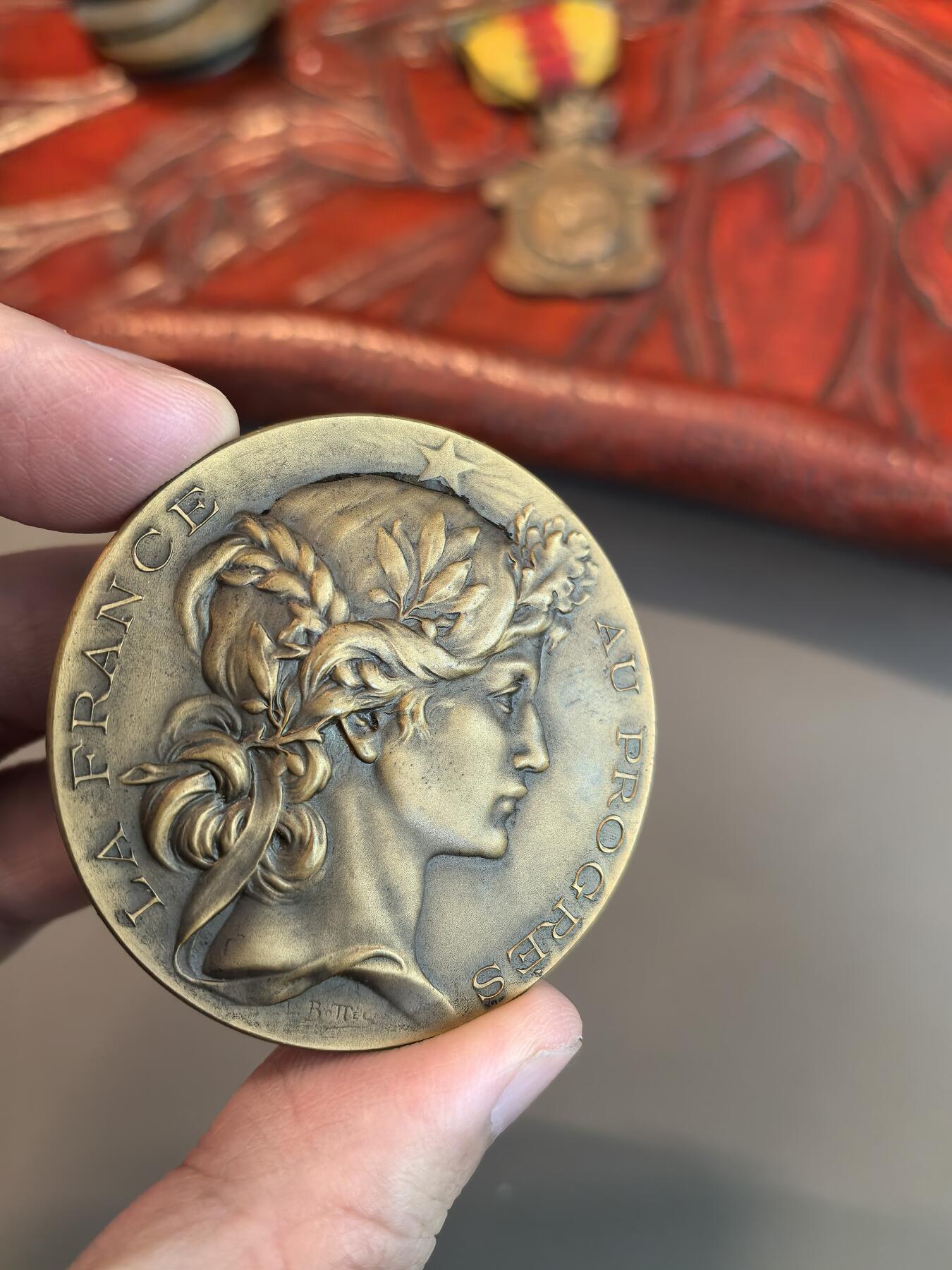 欧洲微章、铜章、银章和银币第三场 法国第三共和国时期的**“进步协会奖章”（Médaille de la Société d'Encouragement au Progrès）**，也被称为“法国进步协会奖章”。 雕刻师：路易-亚历山大·博泰（Louis-Alexandre Bottée, 1852-1940），法国著名的新艺术风格章牌雕刻家