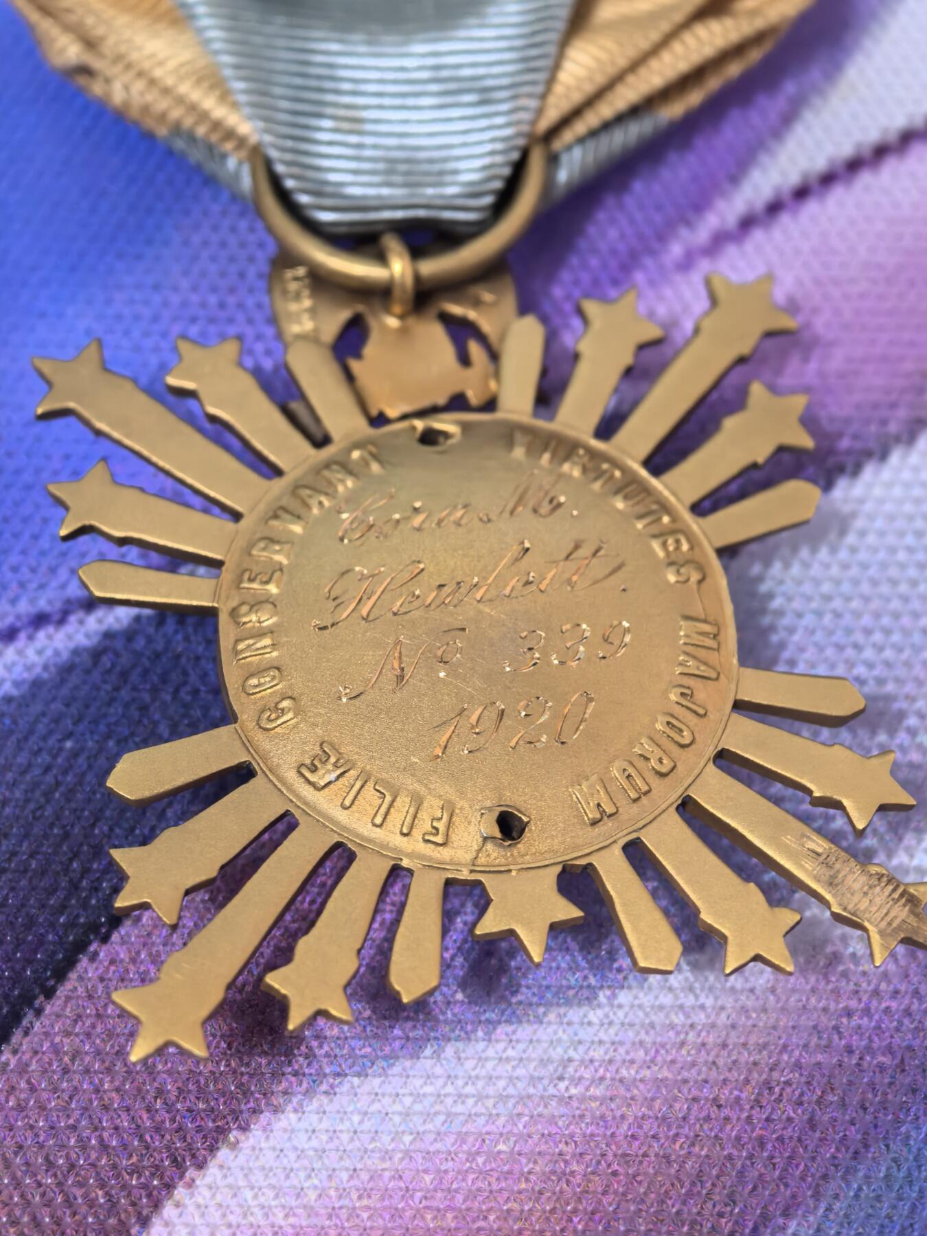 美德苏勋章奖章拍卖 本次各种都有 取消了保留价模式  德因原因只上2-3图 具体的想要的请联系我要完整图。都经过讨论未标明则全部是原品，保真 放心拍。3月4日晚上九点结束在麦稀奇 找不到的加我qq或者微信都是184277308备注苏章拍卖。 美国殖民贵妇人全国协会 新罕布什尔州 会员章 14k金 整体17克  背面有得主信息 感兴趣的可以查 肯定是知名人物 编号 1920年颁发 有14K金标识 制造商BB&B 专门制作高品质政府章 非常稀有 不是后期镀金版本