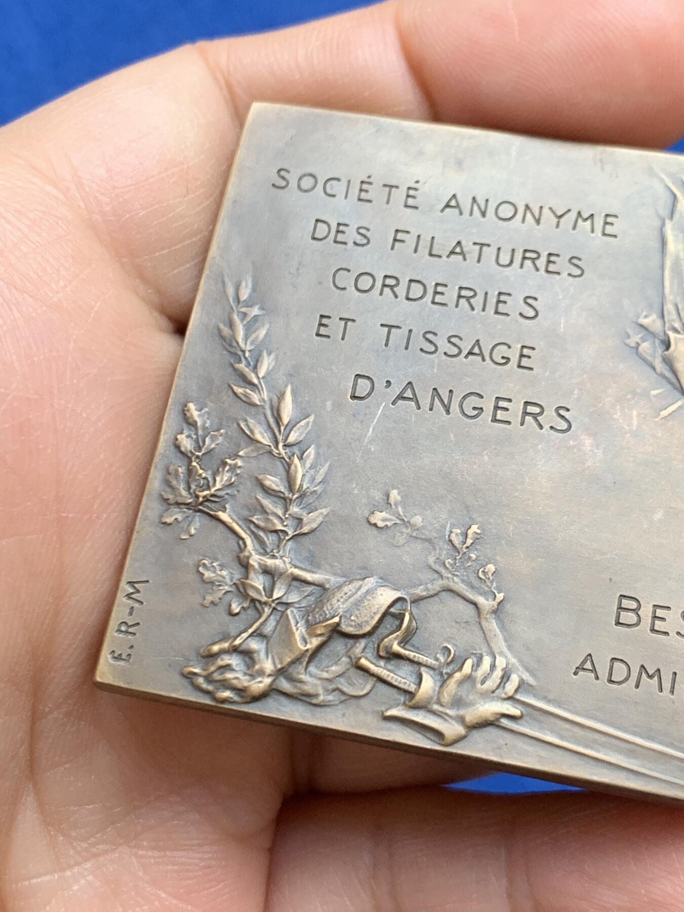 《竞宝斋》第468场 周日，周一 2场连拍 （全场包邮）欢迎送拍 法国击剑比赛铜质方章 94.8克 49.2*60.2mm 丰饶角铜标