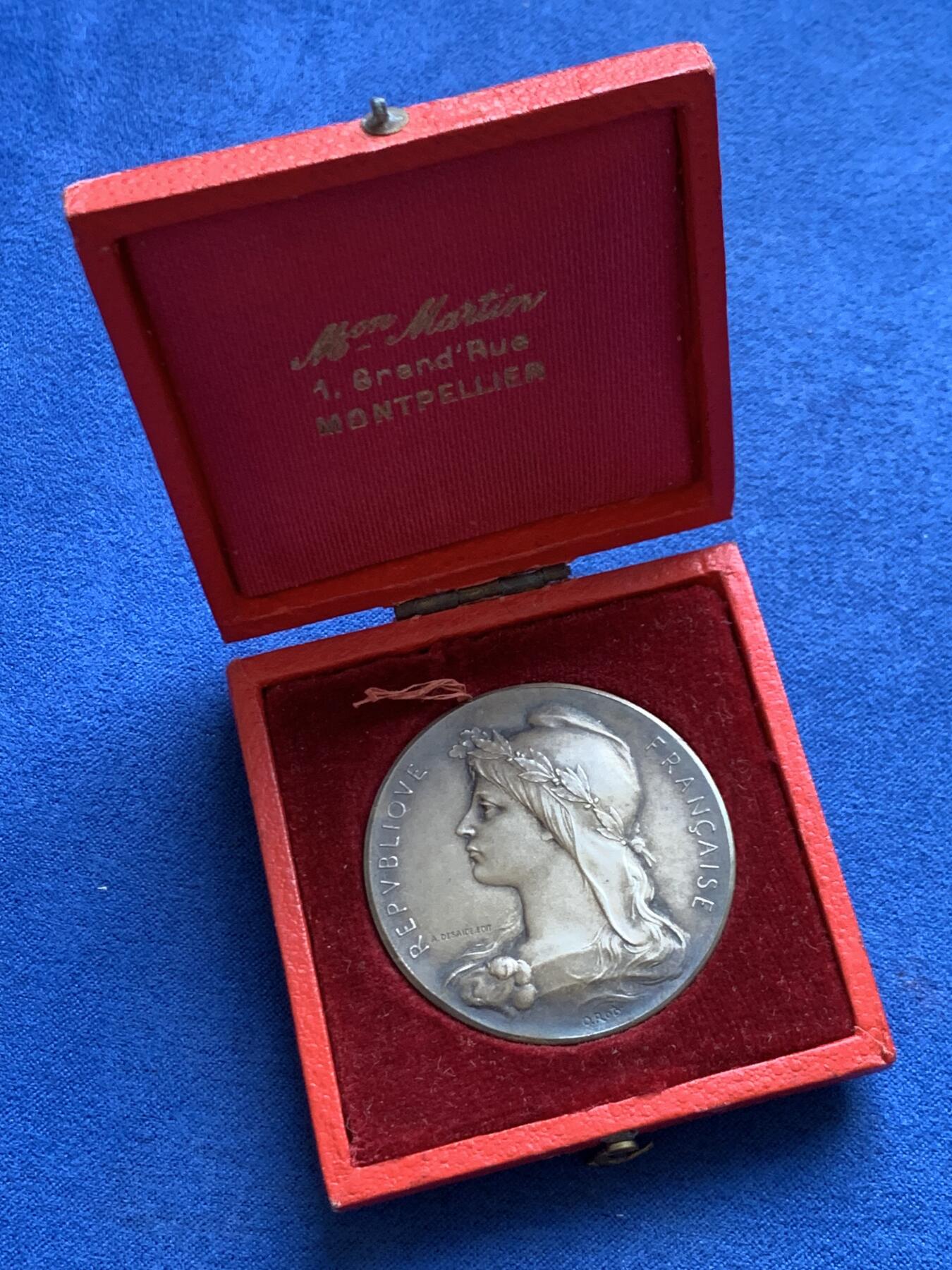 《竞宝斋》第468场 周日，周一 2场连拍 （全场包邮）欢迎送拍 罗蒂作品 法国科技促进会镀银铜章 31.7克 41.5mm 三角铜标 带盒