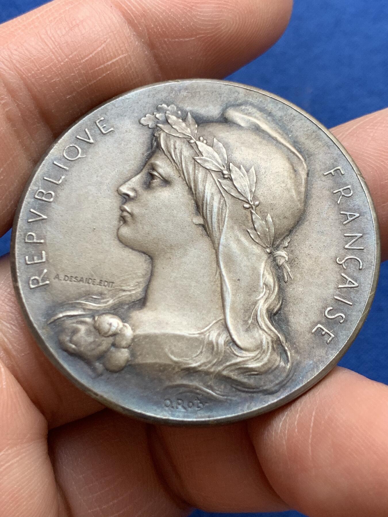 《竞宝斋》第468场 周日，周一 2场连拍 （全场包邮）欢迎送拍 罗蒂作品 法国科技促进会镀银铜章 31.7克 41.5mm 三角铜标 带盒