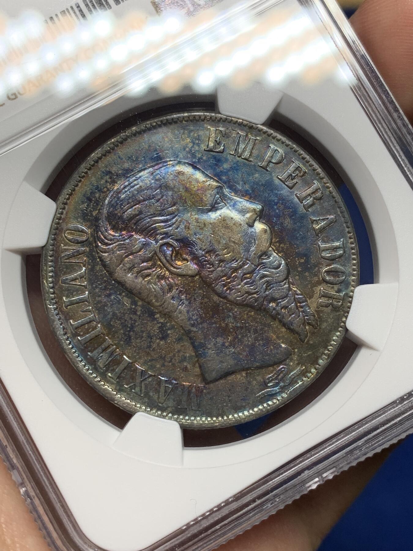 《竞宝斋》第468场 周日，周一 2场连拍 （全场包邮）欢迎送拍 NGC AUD 1866年墨西哥帝国马克西米利安一世 1比索大银币 幽兰色包浆 币面高点具在 流通痕迹轻微 观感不错