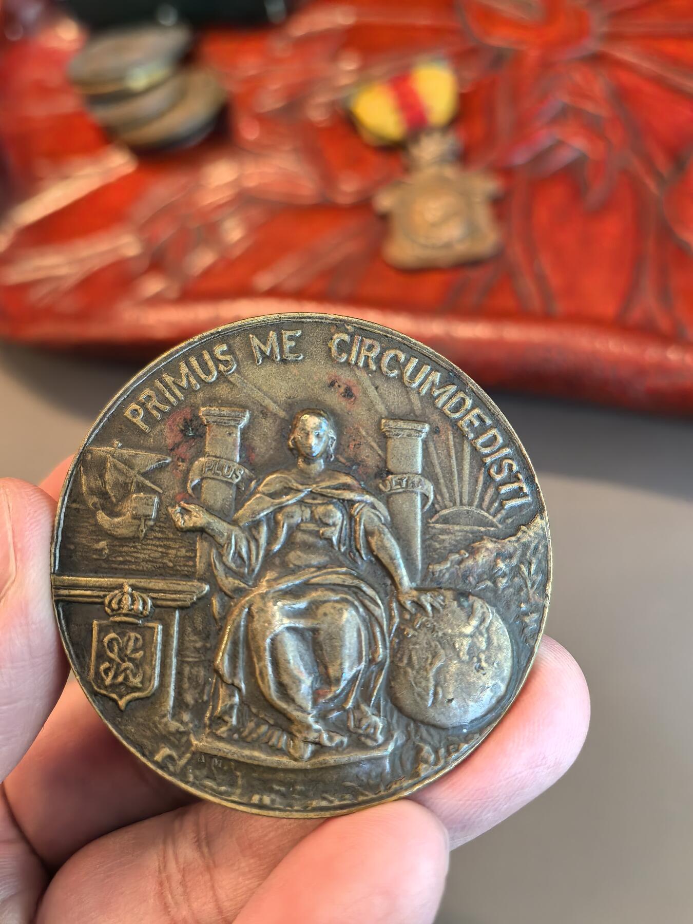 欧洲微章、铜章、银章和银币第三场 西班牙马德里皇家地理学会（Real Sociedad Geográfica de Madrid）成立50周年纪念章，发行于1926年，以纪念该学会从1876年到1926年的半个世纪历程。