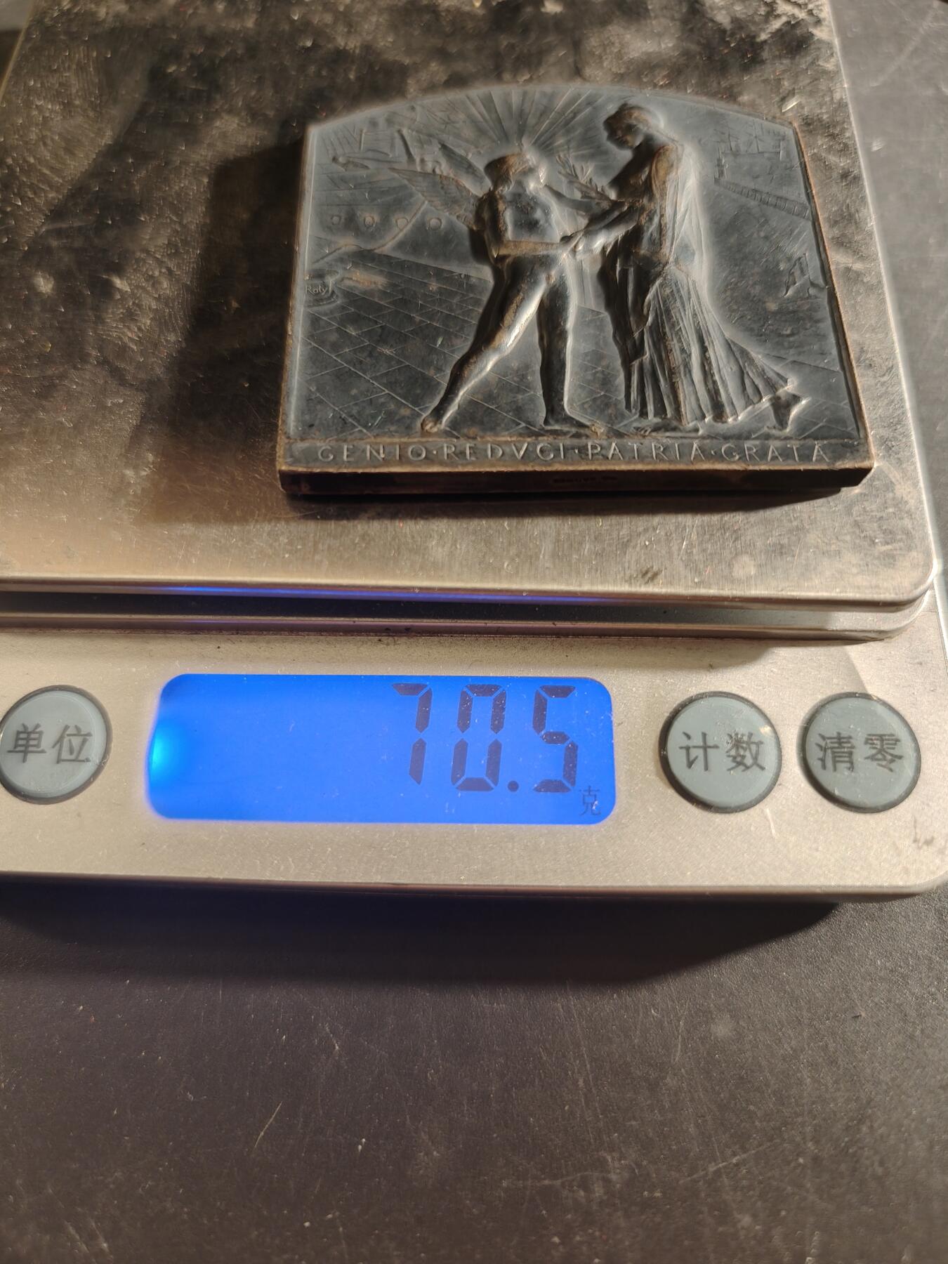 老王徽章第186期 1893年芝加哥国际博览会法国馆镀银方形大铜章    大师罗蒂名作     尺寸50×52mm     重量70.5g