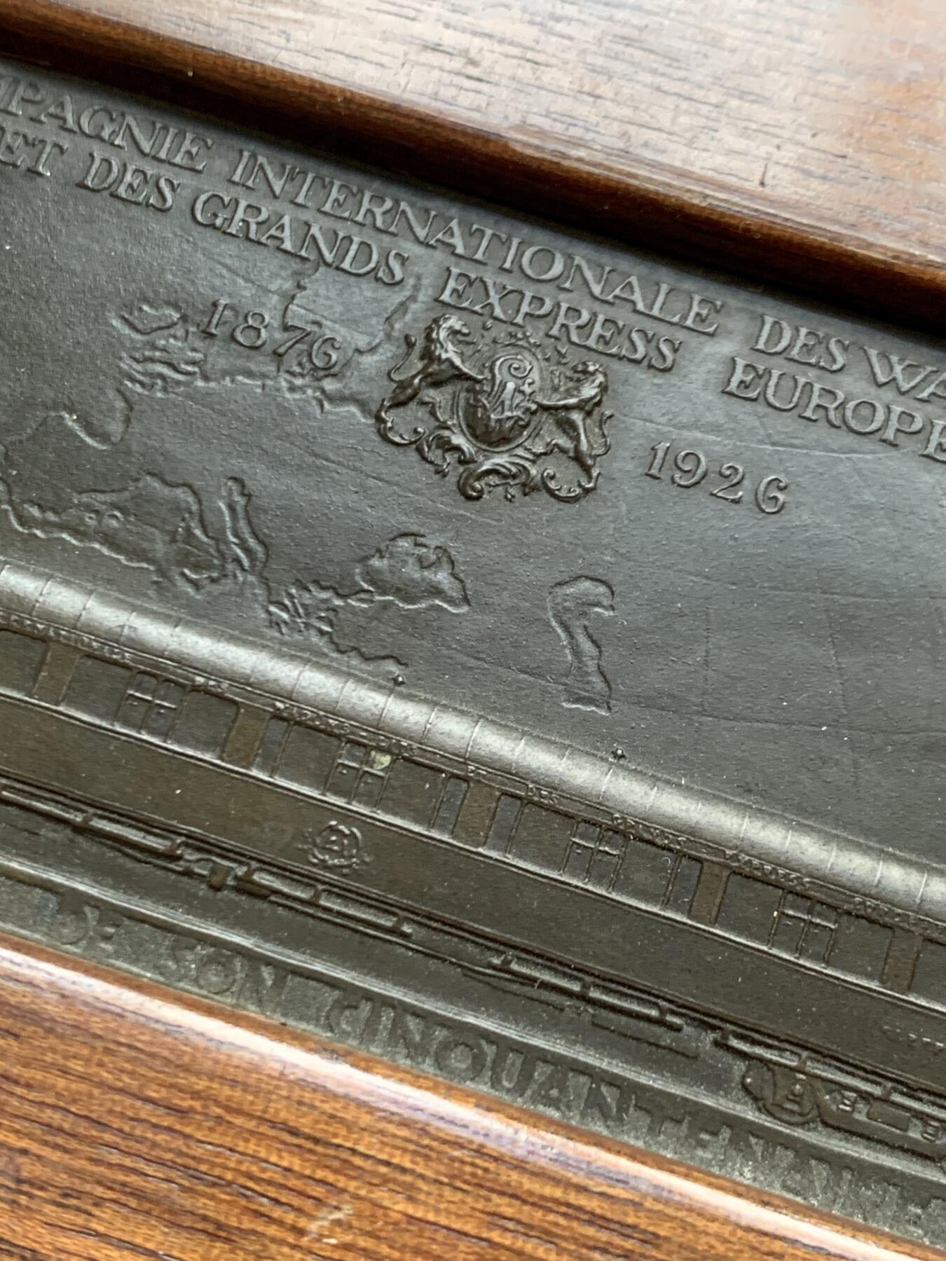 《竞宝斋》第468场 周日，周一 2场连拍 （全场包邮）欢迎送拍 1926年H.德罗普西设计法国国际卧铺车与欧洲大东方快车公司成立五十周年纪念高浮雕铜方章，本章工艺复杂，其中世界地图采用阴刻法，值得收藏。已装裱，可拆卸。总重227.8克，尺寸约104*150mm