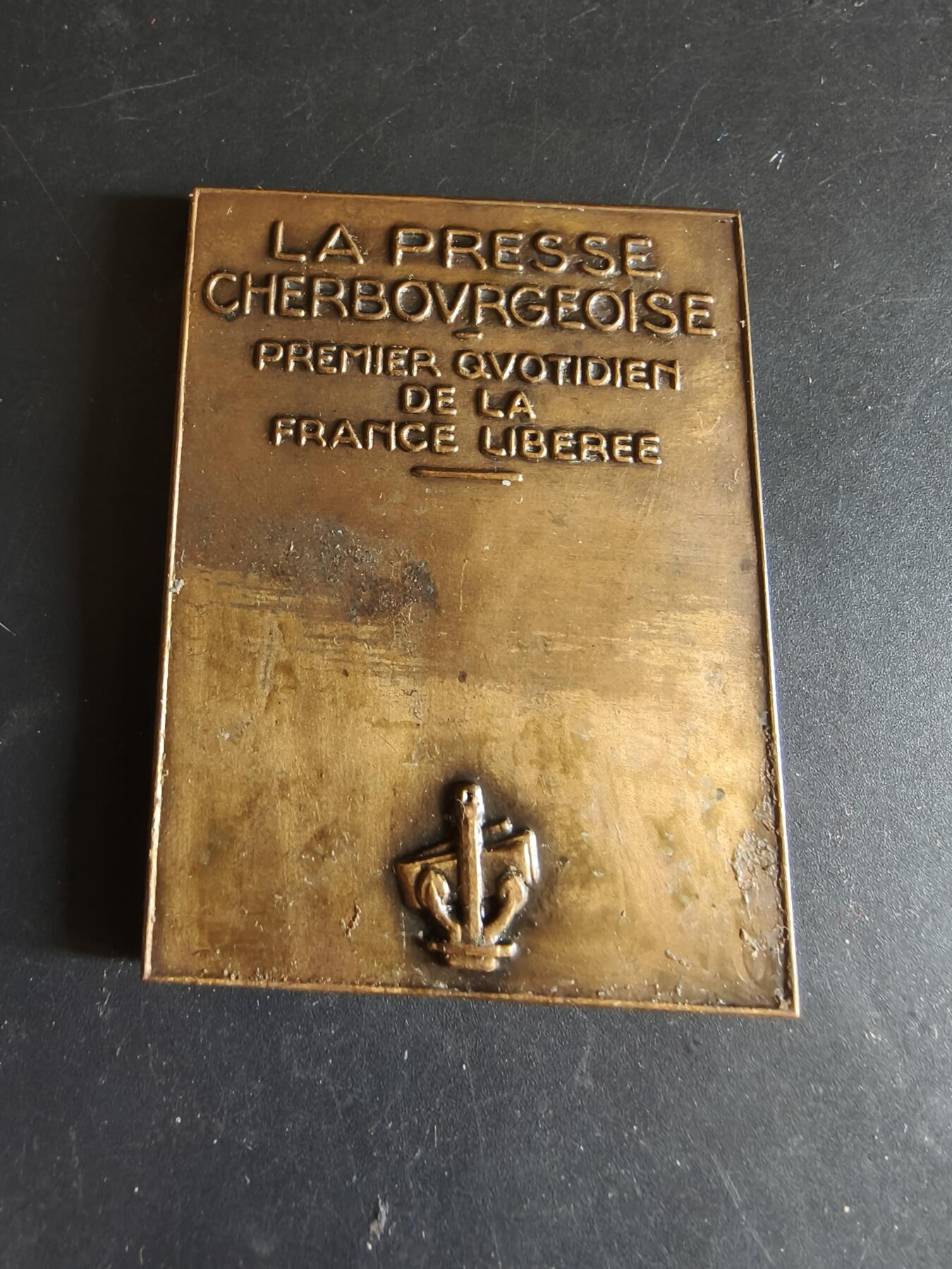 老王徽章第186期 法国《瑟堡新闻报》方形大铜章     高浮雕    大师维农作品     该报纸被誉为“解放后的法国第一日报”      尺寸50×66mm     重量116.1g