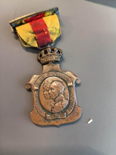 欧洲微章、铜章、银章和银币第三场 - 西班牙政厅向国王致敬纪念章”（Medalla del Homenaje de los Ayuntamientos a los Reyes）**，也被称为“致敬奖章”（Tribute Medal）。