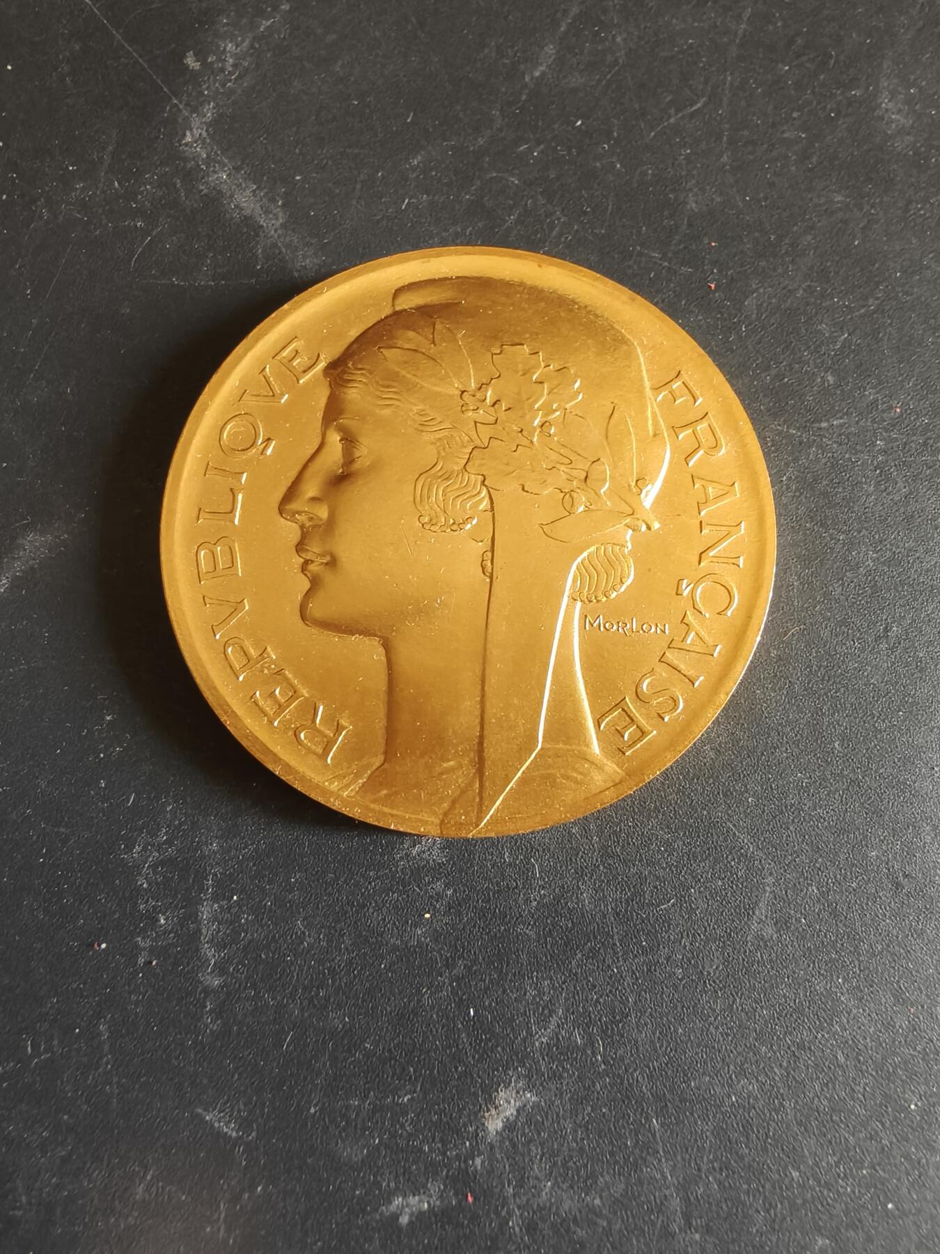 老王徽章第186期 法国维穆捷市镀金大铜章    原盒    大师莫隆作品    直径41mm    重量33g