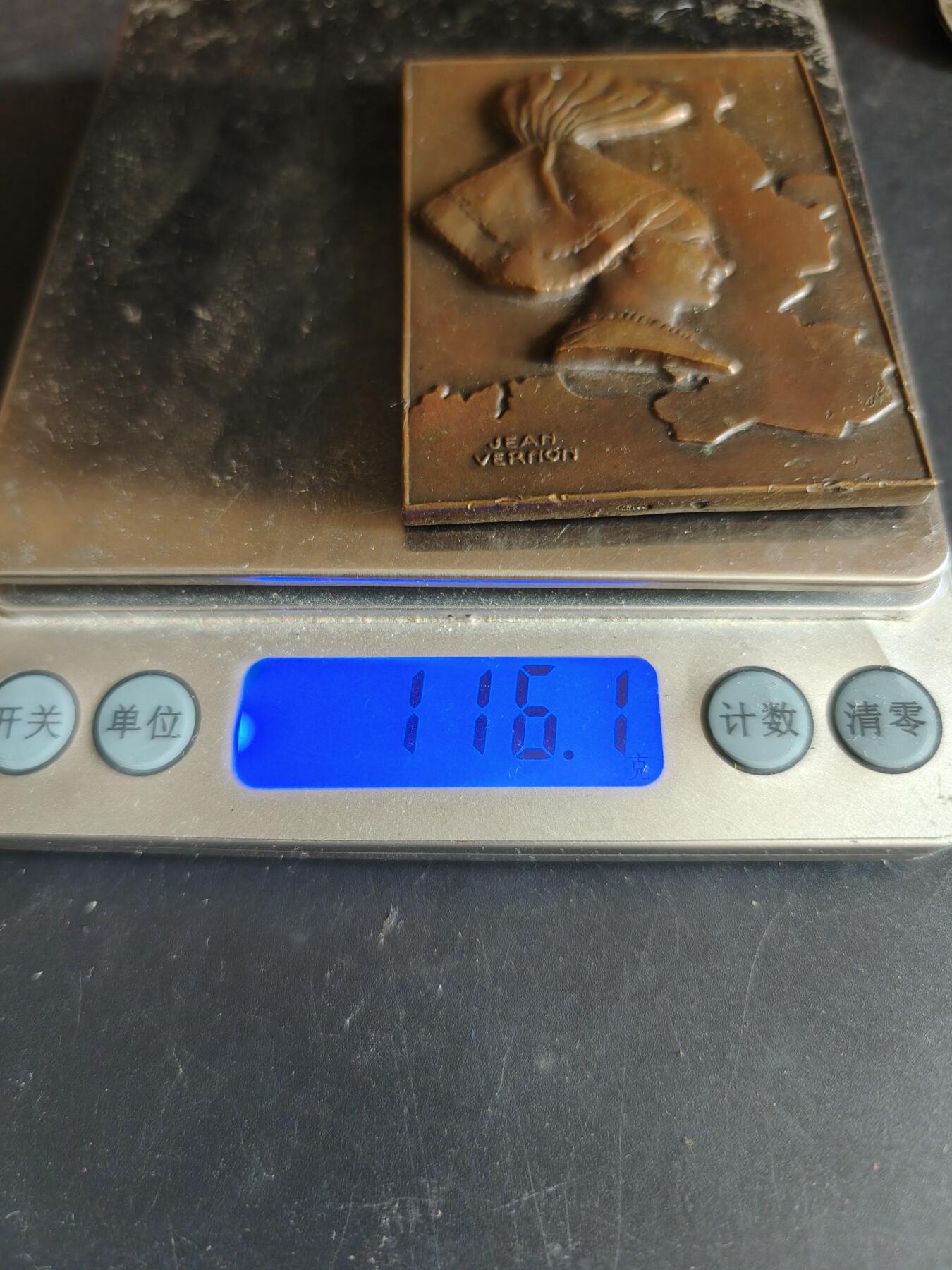 老王徽章第186期 法国《瑟堡新闻报》方形大铜章     高浮雕    大师维农作品     该报纸被誉为“解放后的法国第一日报”      尺寸50×66mm     重量116.1g