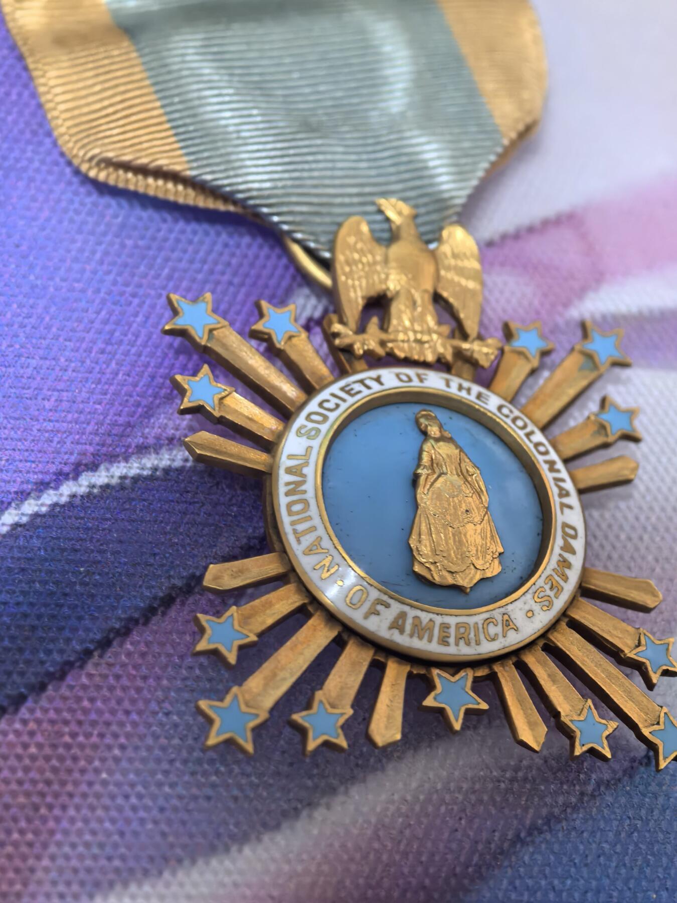 美德苏勋章奖章拍卖 本次各种都有 取消了保留价模式  德因原因只上2-3图 具体的想要的请联系我要完整图。都经过讨论未标明则全部是原品，保真 放心拍。3月4日晚上九点结束在麦稀奇 找不到的加我qq或者微信都是184277308备注苏章拍卖。 美国殖民贵妇人全国协会 新罕布什尔州 会员章 14k金 整体17克  背面有得主信息 感兴趣的可以查 肯定是知名人物 编号 1920年颁发 有14K金标识 制造商BB&B 专门制作高品质政府章 非常稀有 不是后期镀金版本