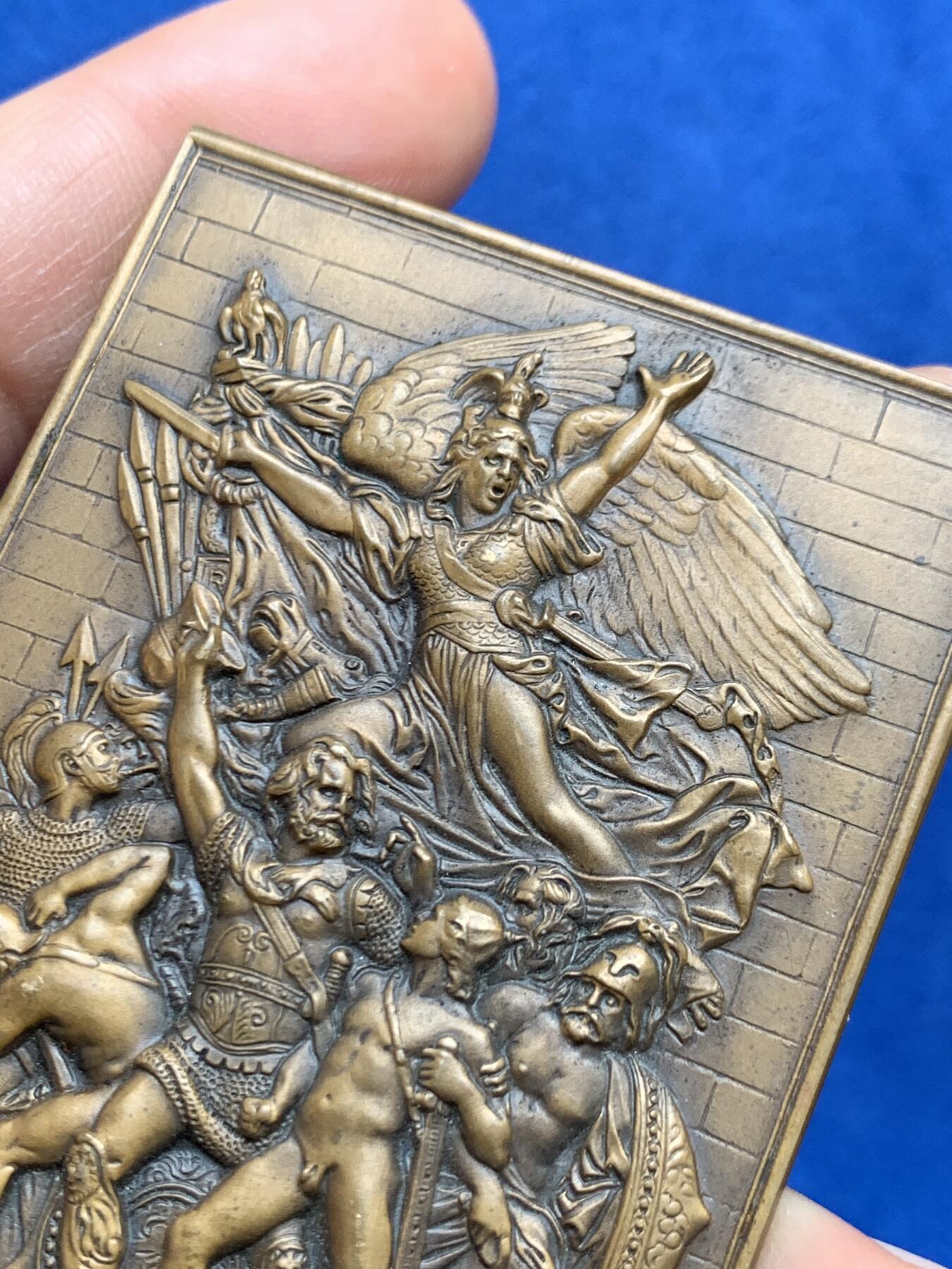 《竞宝斋》第468场 周日，周一 2场连拍 （全场包邮）欢迎送拍 法国一战胜利纪念大铜章 82.2克 50.2*67.5mm 三角铜标