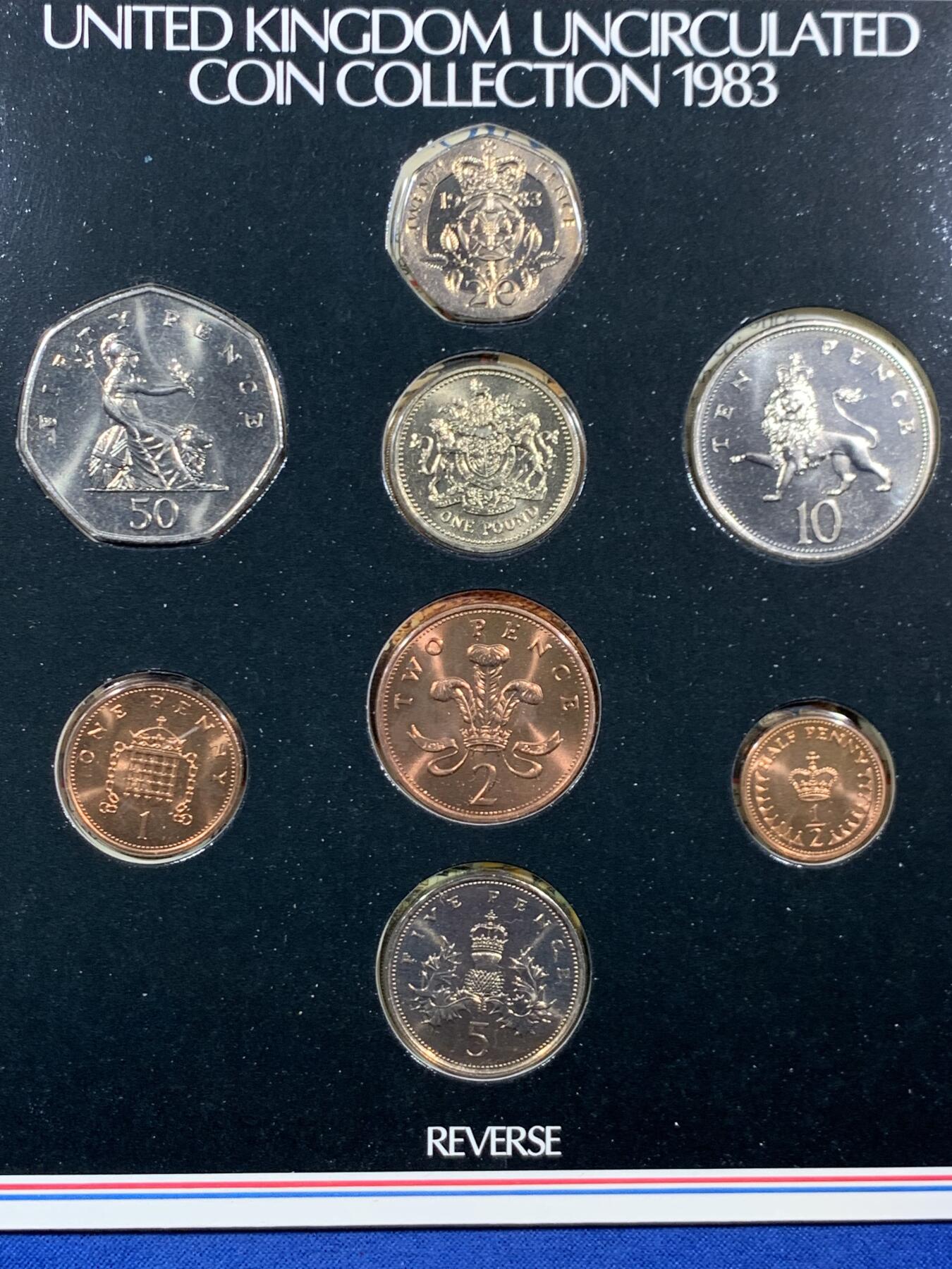 《竞宝斋》第468场 周日，周一 2场连拍 （全场包邮）欢迎送拍 两套一组 英国1983年套币册 新1镑发行首年 精美纹章盾徽漂亮 1/2便士的最后几年 册证齐全 ，外加维多利亚一组。