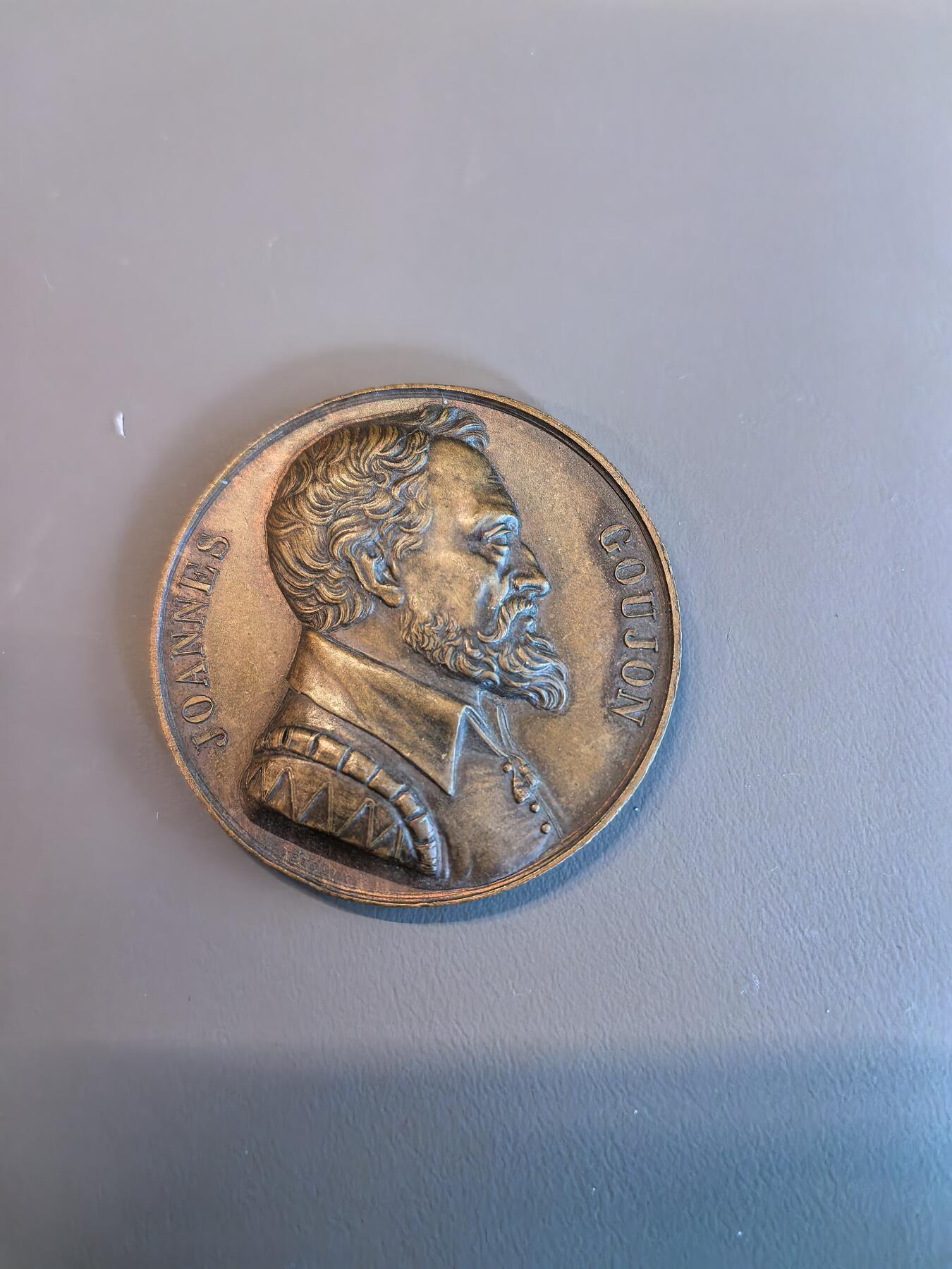 欧洲微章、铜章、银章和银币第三场 一枚来自19世纪初“世界名人钱币系”的纪念章，主题是纪念16世纪的法国人物让·库隆