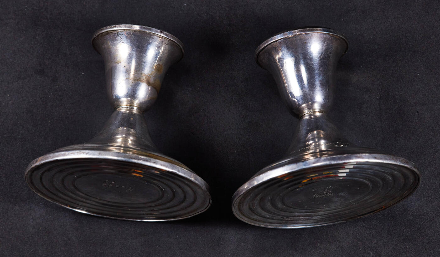 【俄甄集藏】2026年(049)03-18星期三 晚 19:30 全场包邮 英国1967年银婚纪念古董银烛台2支一对，底座直径：95mm，高：85mm，口直径：50mm，重量：629.5克，烛台有配重，有使用痕迹，925银，含银比重约20%