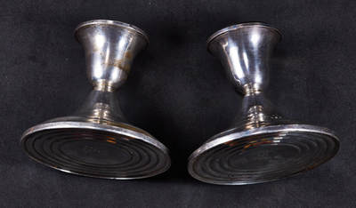 【俄甄集藏】2026年(049)03-18星期三 晚 19:30 全场包邮 - 英国1967年银婚纪念古董银烛台2支一对，底座直径：95mm，高：85mm，口直径：50mm，重量：629.5克，烛台有配重，有使用痕迹，925银，含银比重约20%