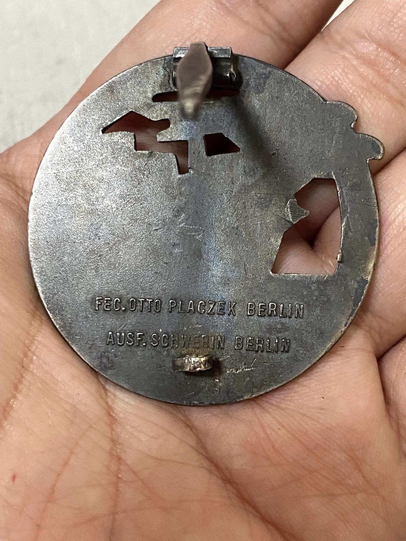 美德苏勋章奖章拍卖 本次各种都有 取消了保留价模式  德因原因只上2-3图 具体的想要的请联系我要完整图。都经过讨论未标明则全部是原品，保真 放心拍。3月4日晚上九点结束在麦稀奇 找不到的加我qq或者微信都是184277308备注苏章拍卖。 珍爱和平 德 突破封锁章 设计生产双标 存世量非常少 为最具辨识度和保真的施韦林厂版本 详细图标记图请加微要  品相非常好 厂标清晰 非常稀少  品相如图 实物实拍，所见即所得，售出非真假问题不退不换