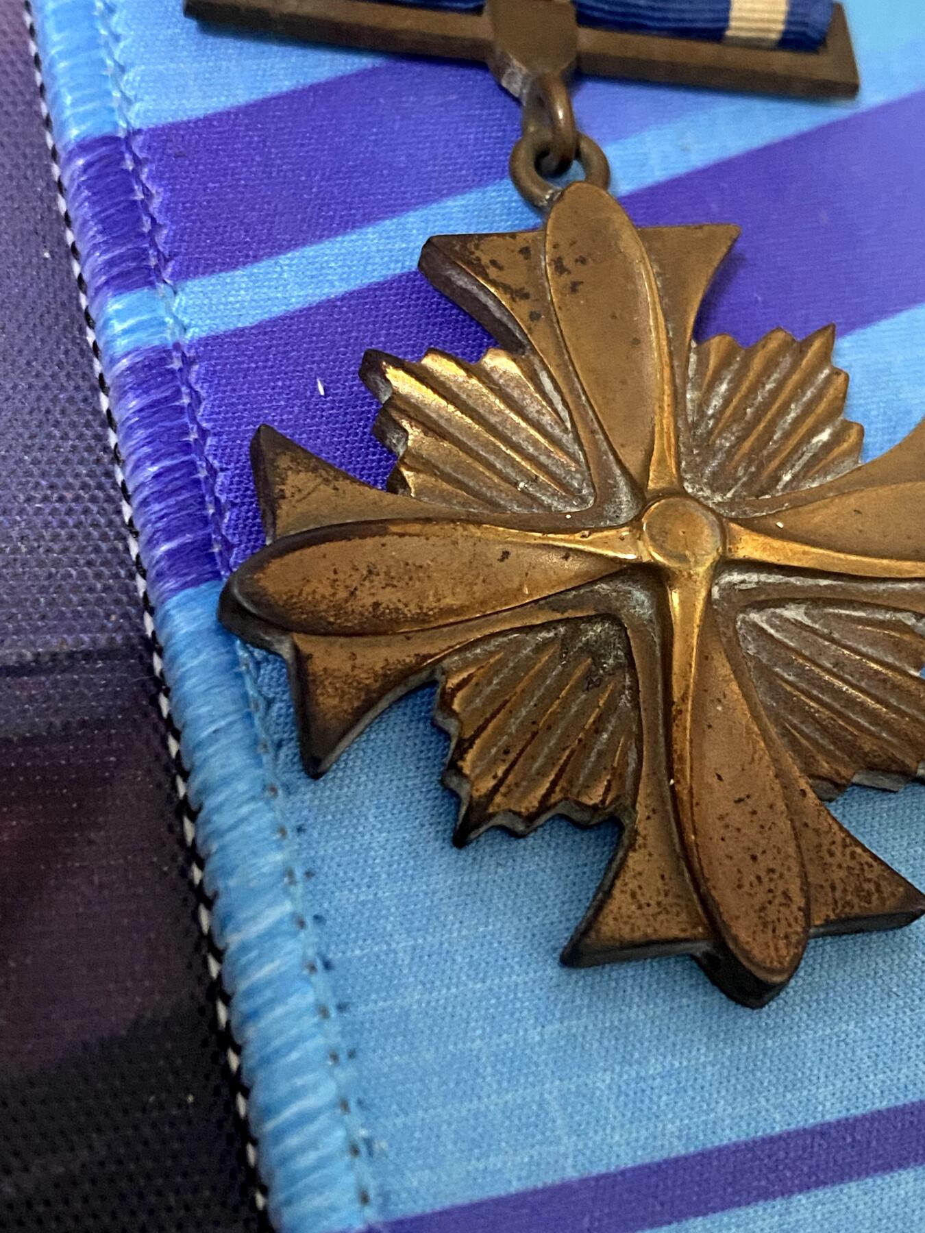 美德苏勋章奖章拍卖 本次各种都有 取消了保留价模式  德因原因只上2-3图 具体的想要的请联系我要完整图。都经过讨论未标明则全部是原品，保真 放心拍。3月4日晚上九点结束在麦稀奇 找不到的加我qq或者微信都是184277308备注苏章拍卖。 美国 飞行优异十字勋章 (Distinguished Flying Cross)带原盒 二战后期版本 也比稀有 品相很好