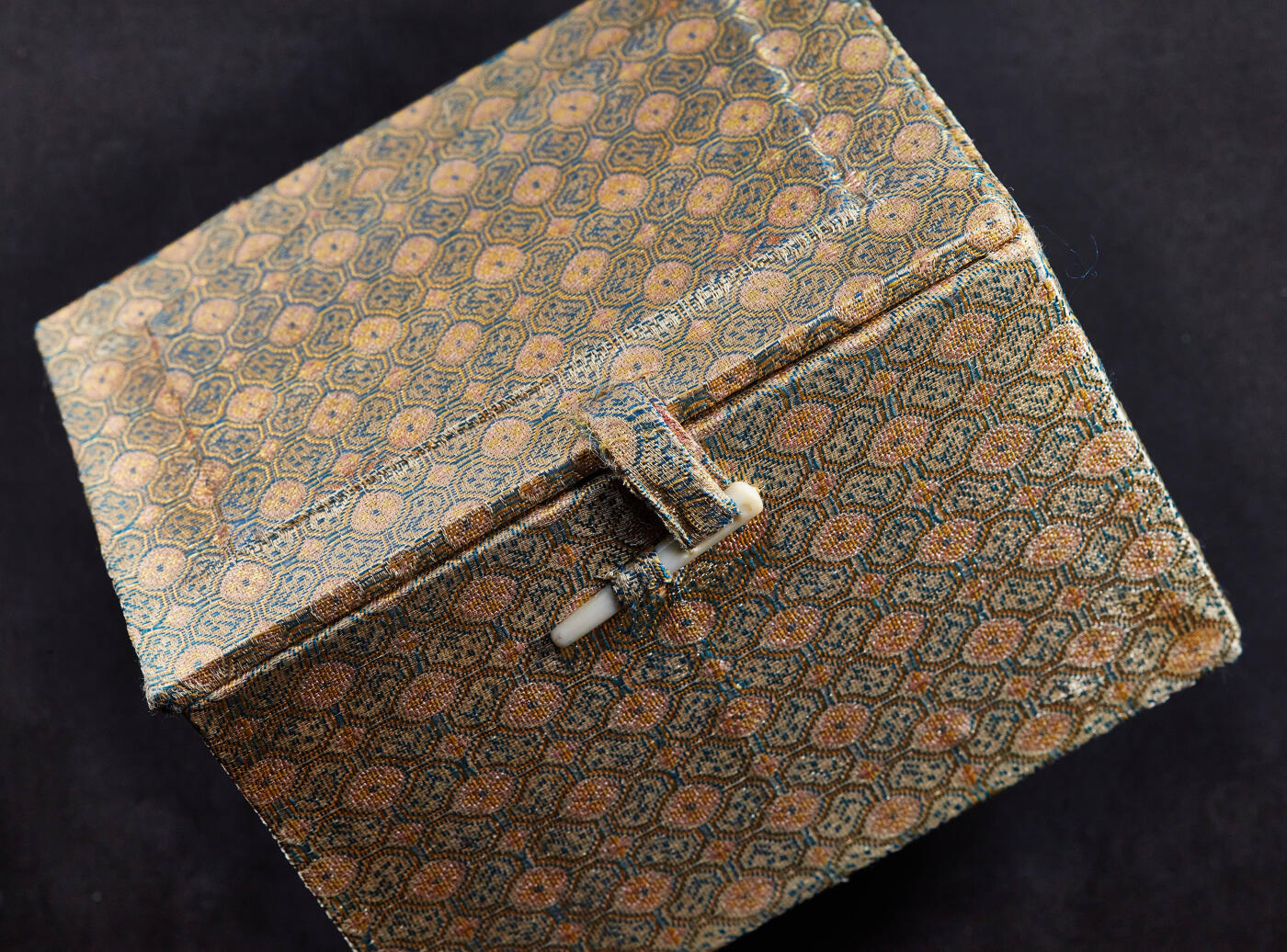 【俄甄集藏】2026年(049)03-18星期三 晚 19:30 全场包邮 日本大正时期古董彩绘白色珍贵材料弥勒佛摆件，高：90mm，宽：60mm，重量：299.5克，赠送木质底座与锦盒