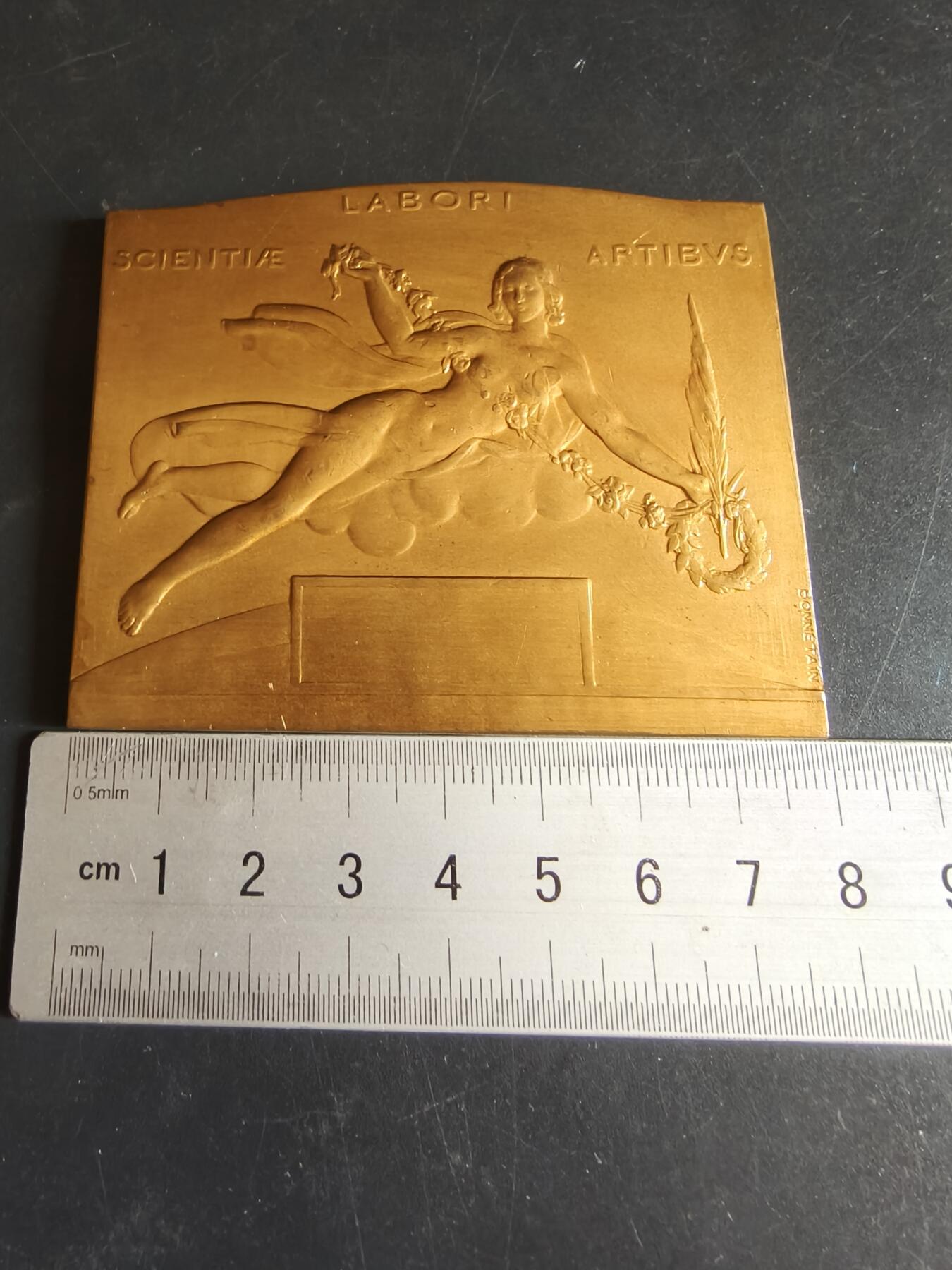 老王徽章第186期 比利时1935年布鲁塞尔工业博览会方形镀金大铜章     带盒子     尺寸80×64mm     重量172.7g