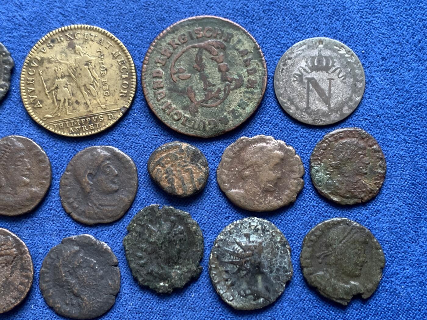 《竞宝斋》第468场 周日，周一 2场连拍 （全场包邮）欢迎送拍 16枚一组 早期钱币/代币 细节见图 总重37.65克