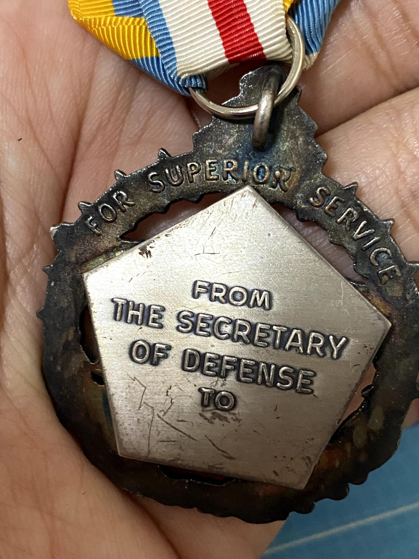 美德苏勋章奖章拍卖 本次各种都有 取消了保留价模式  德因原因只上2-3图 具体的想要的请联系我要完整图。都经过讨论未标明则全部是原品，保真 放心拍。3月4日晚上九点结束在麦稀奇 找不到的加我qq或者微信都是184277308备注苏章拍卖。 美国国防部优异服役勋章 配件齐全（Defense Superior Service Medal, DSSM）带原盒 非常稀有 为早期银质 