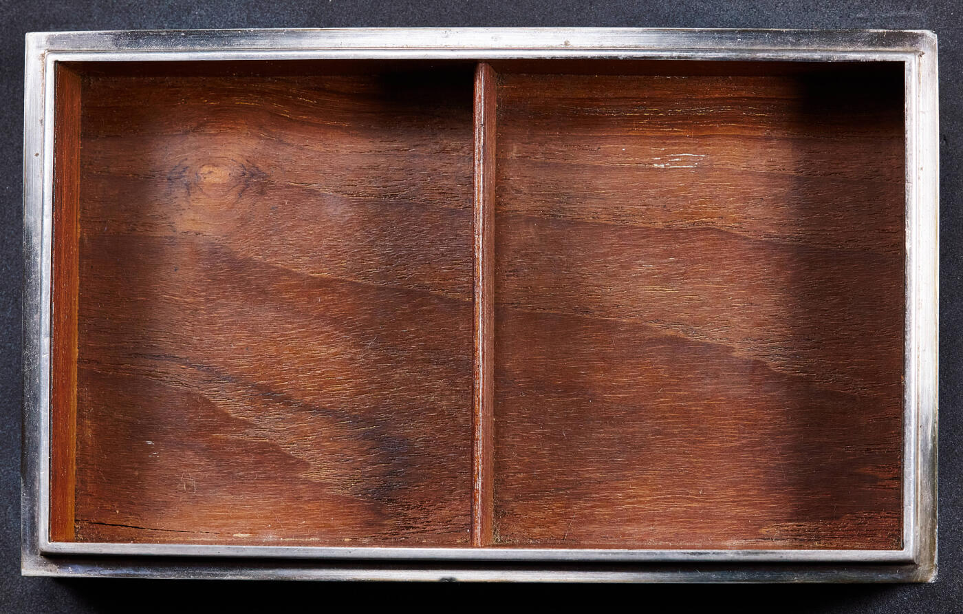 【俄甄集藏】2026年(049)03-18星期三 晚 19:30 全场包邮 日本大正时期银质镶嵌古董烟丝盒，名家宫本作品，长：165mm，宽：100mm，高：43mm，重量：418.4克，925银