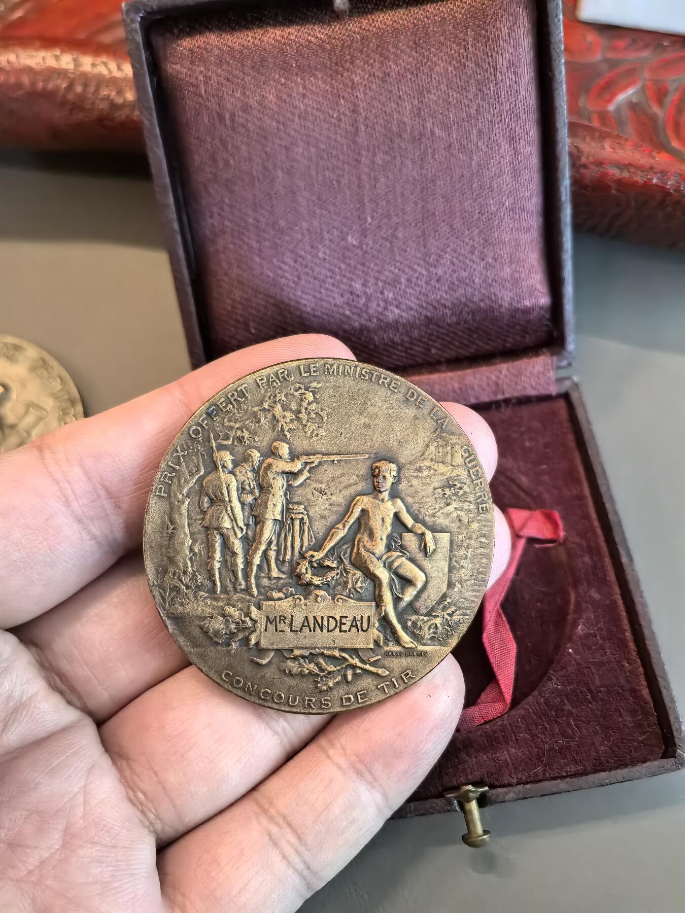 欧洲微章、铜章、银章和银币第三场 法国第三共和国时期的“战争部射击竞赛奖章”，由著名雕刻家亨利·杜布瓦（Henri Dubois）设计。 发行机构：法国战争部（Ministère de la Guerre） 雕刻师：亨利·阿尔弗雷德·奥古斯特·杜布瓦（Henri Alfred Auguste Dubois, 1859-1943），法国新艺术运动时期的重要章牌艺术家