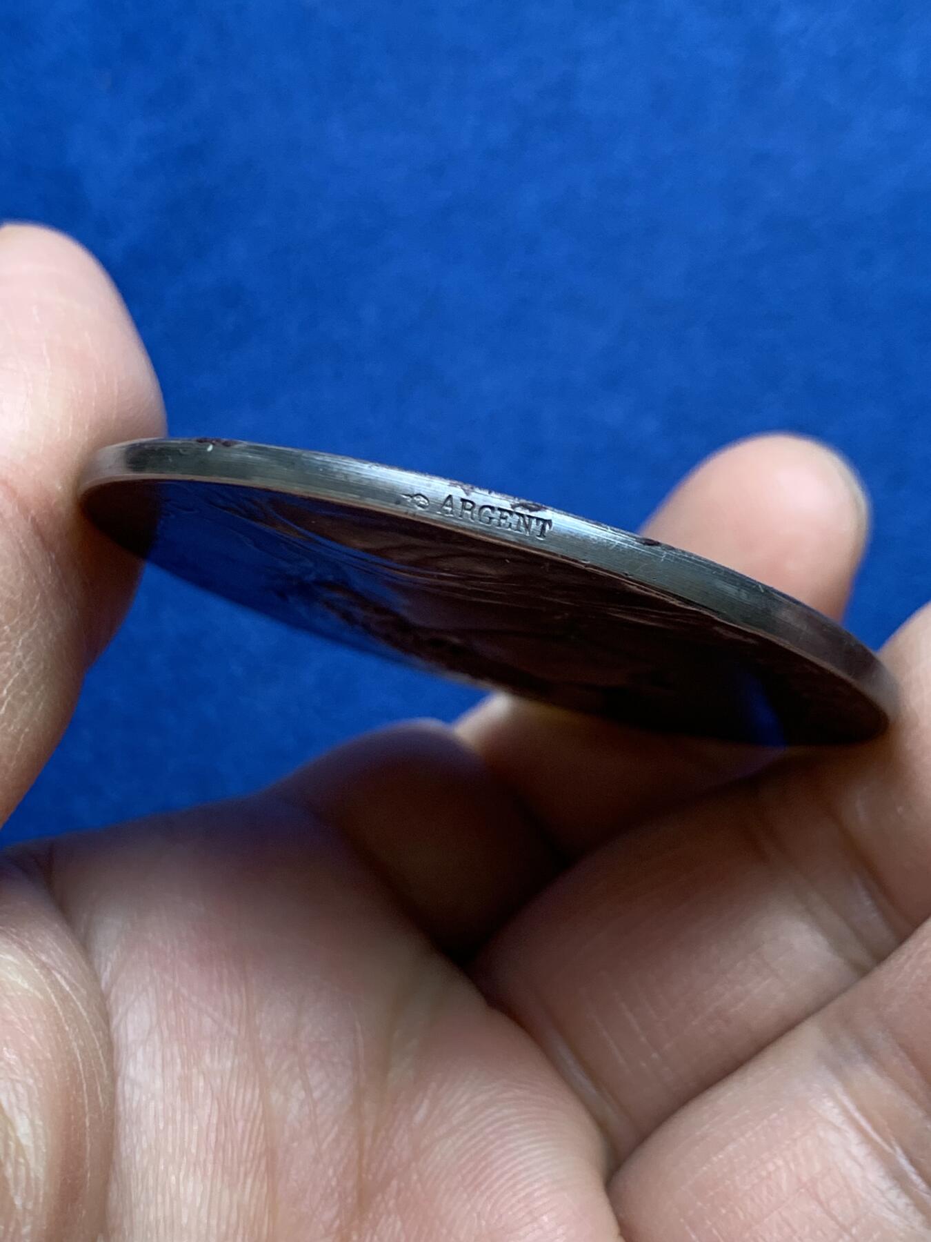 《竞宝斋》第468场 周日，周一 2场连拍 （全场包邮）欢迎送拍 1903年法国商业和工业部博雷尔大银章，少见品，带原盒，名家”Borrel“雕刻品相佳。正面雕刻花环玛丽安娜女神像，背面则是玛丽安娜女神为工人及商人授予桂冠。细节满满。铭文”工商联合会”，“艺术麦朵尔收录经典名章”，直径：50mm，重：60.5g，丰饶角银标