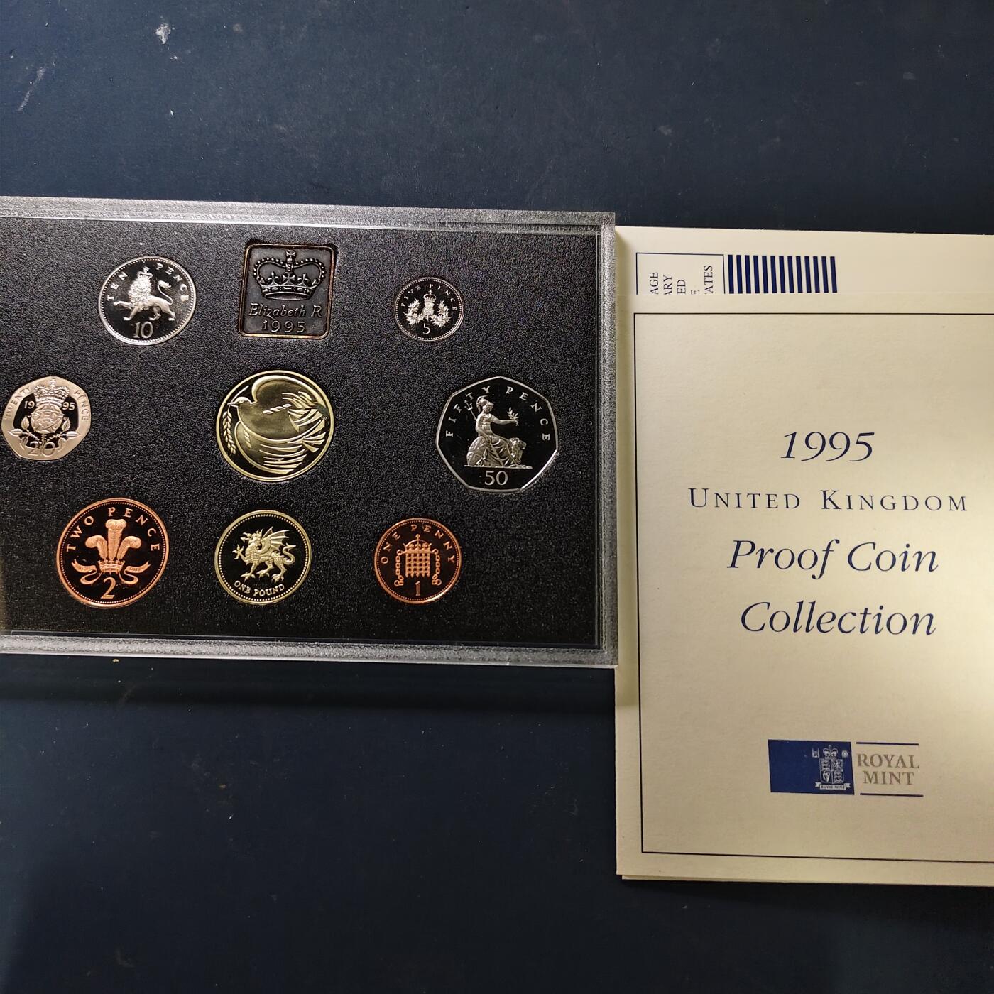 【全场包邮】纯粹捡漏拍511场 英国1995年官方精制套币-塑盒带证书-含2镑二战胜利50周年+1镑威尔士红龙精制纪念币