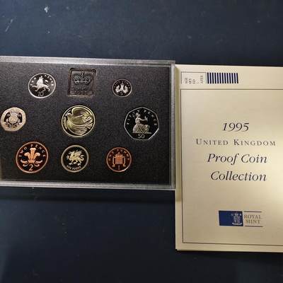 【全场包邮】纯粹捡漏拍511场 - 英国1995年官方精制套币-塑盒带证书-含2镑二战胜利50周年+1镑威尔士红龙精制纪念币