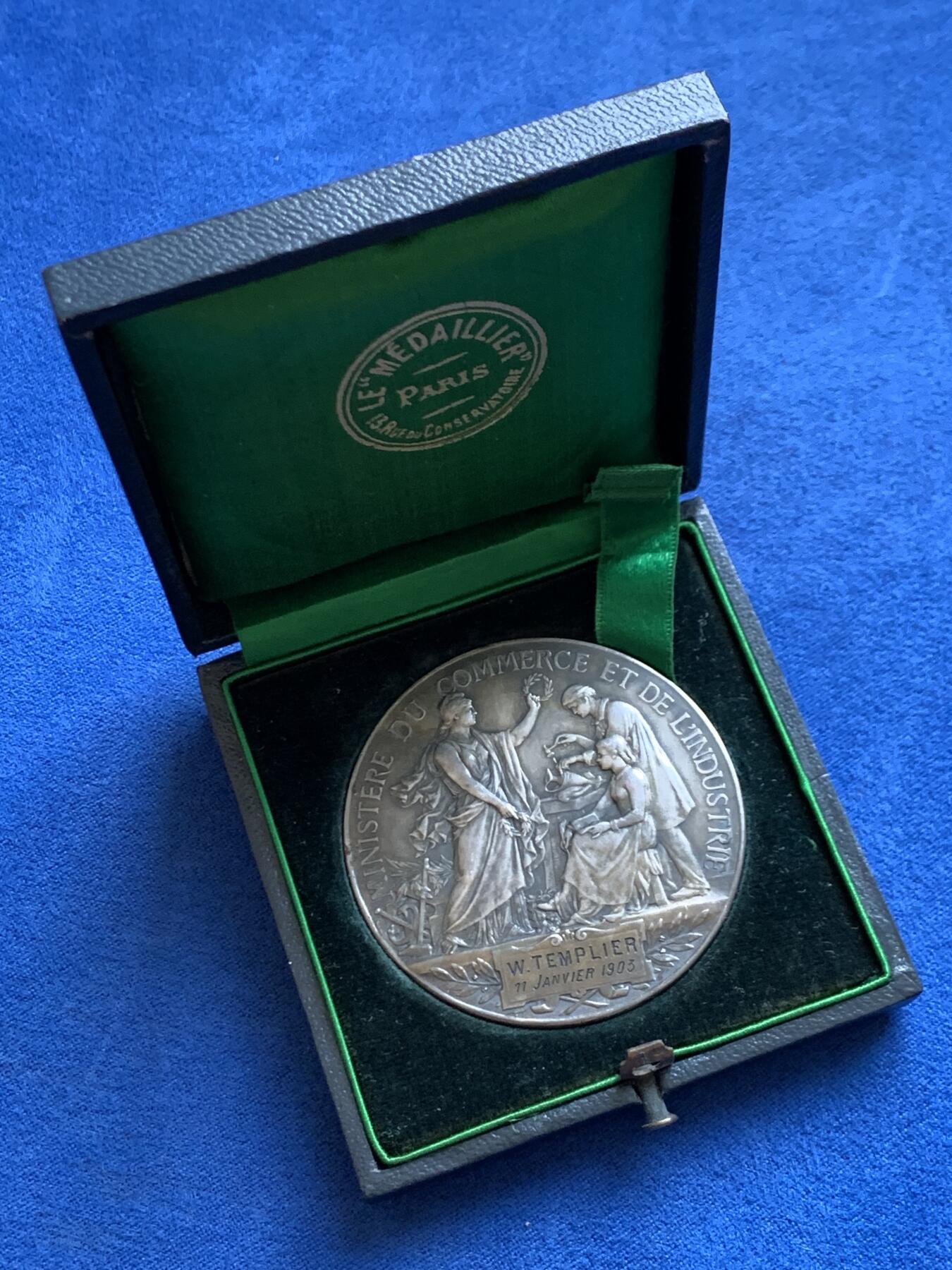 《竞宝斋》第468场 周日，周一 2场连拍 （全场包邮）欢迎送拍 1903年法国商业和工业部博雷尔大银章，少见品，带原盒，名家”Borrel“雕刻品相佳。正面雕刻花环玛丽安娜女神像，背面则是玛丽安娜女神为工人及商人授予桂冠。细节满满。铭文”工商联合会”，“艺术麦朵尔收录经典名章”，直径：50mm，重：60.5g，丰饶角银标