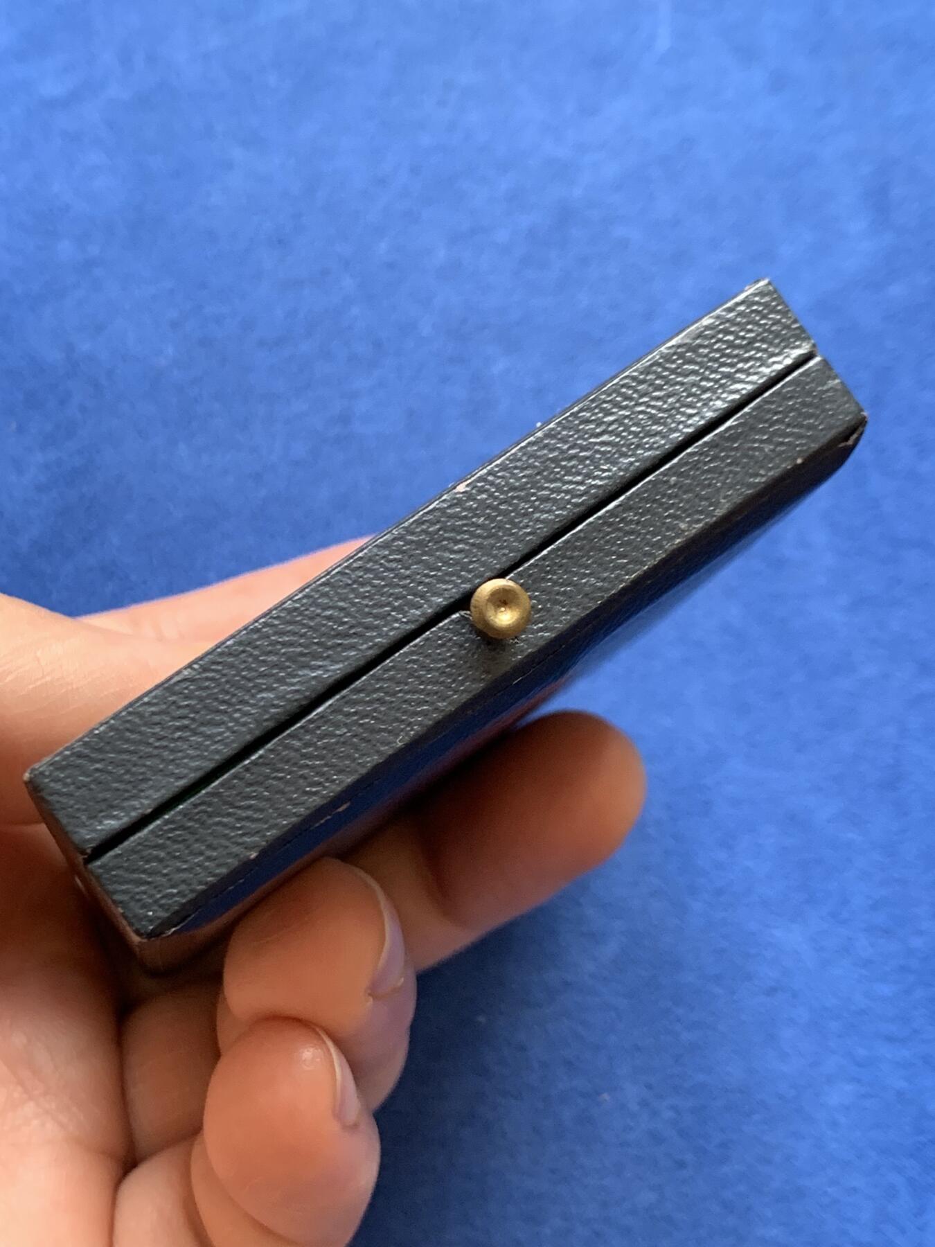 《竞宝斋》第468场 周日，周一 2场连拍 （全场包邮）欢迎送拍 1903年法国商业和工业部博雷尔大银章，少见品，带原盒，名家”Borrel“雕刻品相佳。正面雕刻花环玛丽安娜女神像，背面则是玛丽安娜女神为工人及商人授予桂冠。细节满满。铭文”工商联合会”，“艺术麦朵尔收录经典名章”，直径：50mm，重：60.5g，丰饶角银标