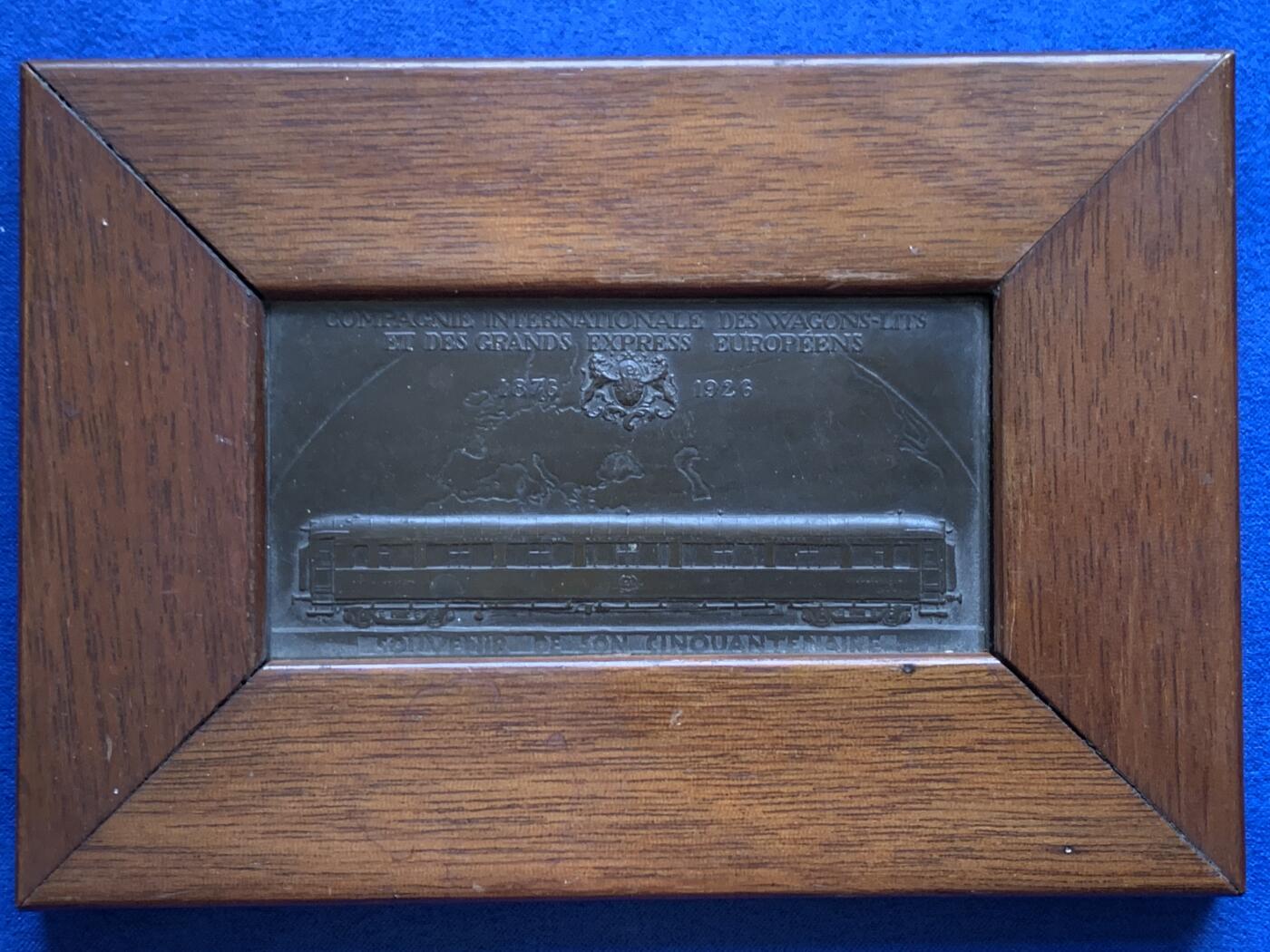 《竞宝斋》第468场 周日，周一 2场连拍 （全场包邮）欢迎送拍 1926年H.德罗普西设计法国国际卧铺车与欧洲大东方快车公司成立五十周年纪念高浮雕铜方章，本章工艺复杂，其中世界地图采用阴刻法，值得收藏。已装裱，可拆卸。总重227.8克，尺寸约104*150mm