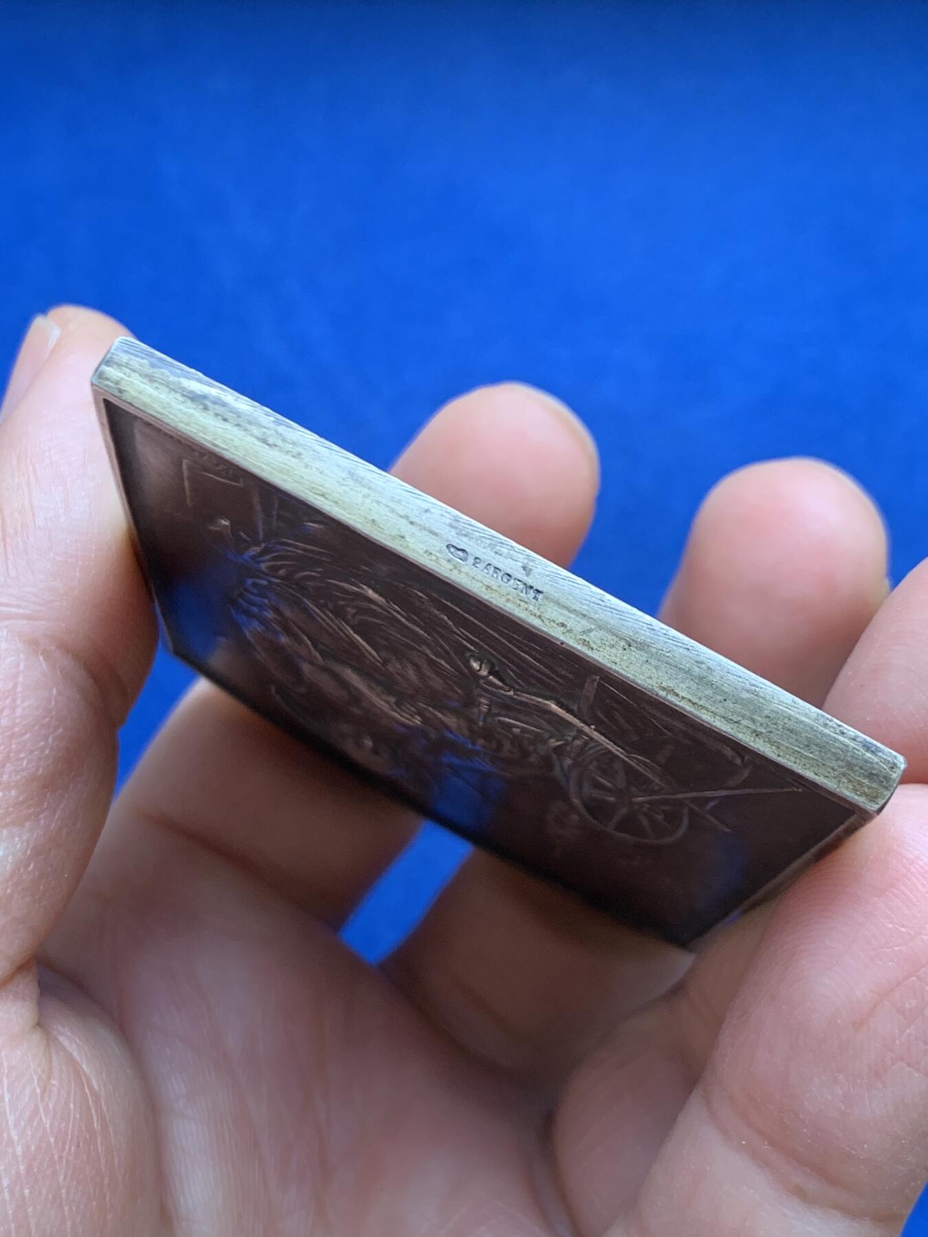 《竞宝斋》第468场 周日，周一 2场连拍 （全场包邮）欢迎送拍 名家名作Legastelois作《母爱》纪念大银章 111.3克 63*52.3mm 丰饶角2银标