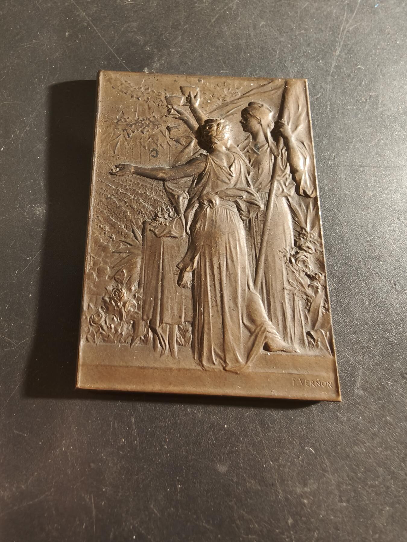 老王徽章第186期 法国1900年巴黎世博会市长宴会方形大铜章    大师维农作品     尺寸65×43mm      重量72.9g